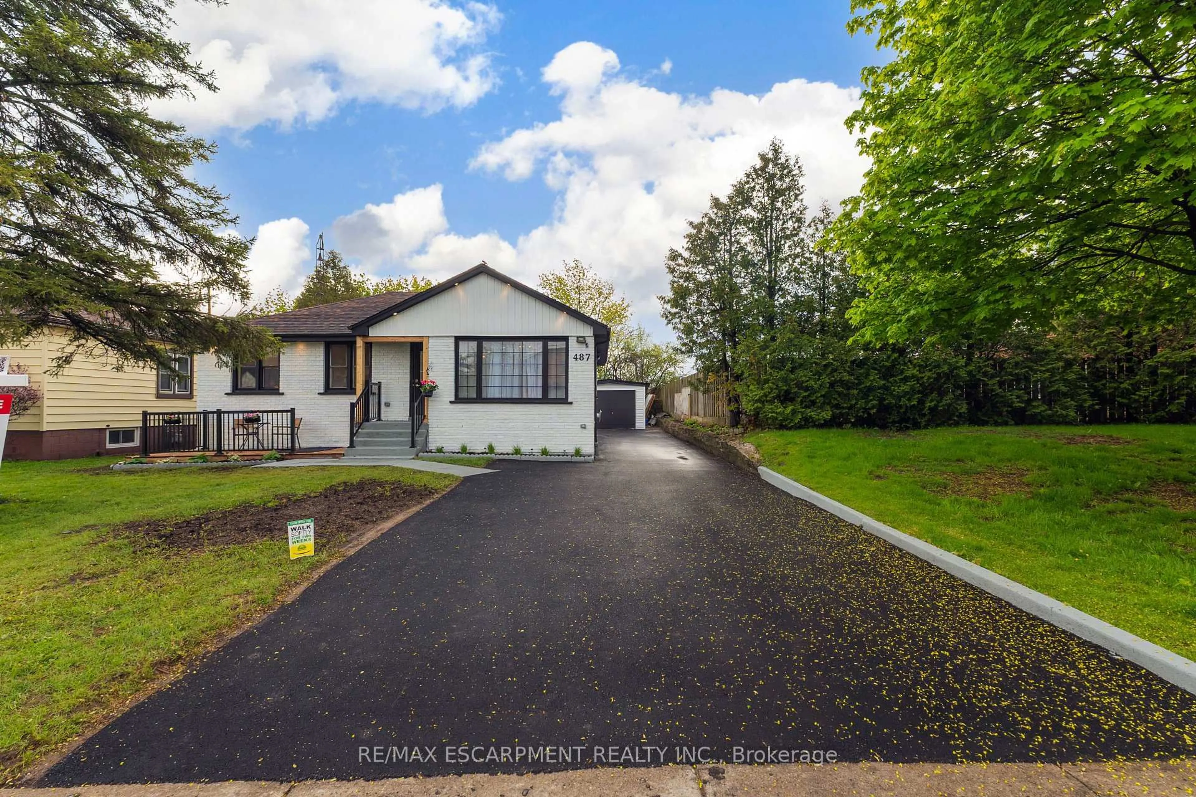 A pic from outside/outdoor area/front of a property/back of a property/a pic from drone, street for 487 East 37th St, Hamilton Ontario L8V 4C1