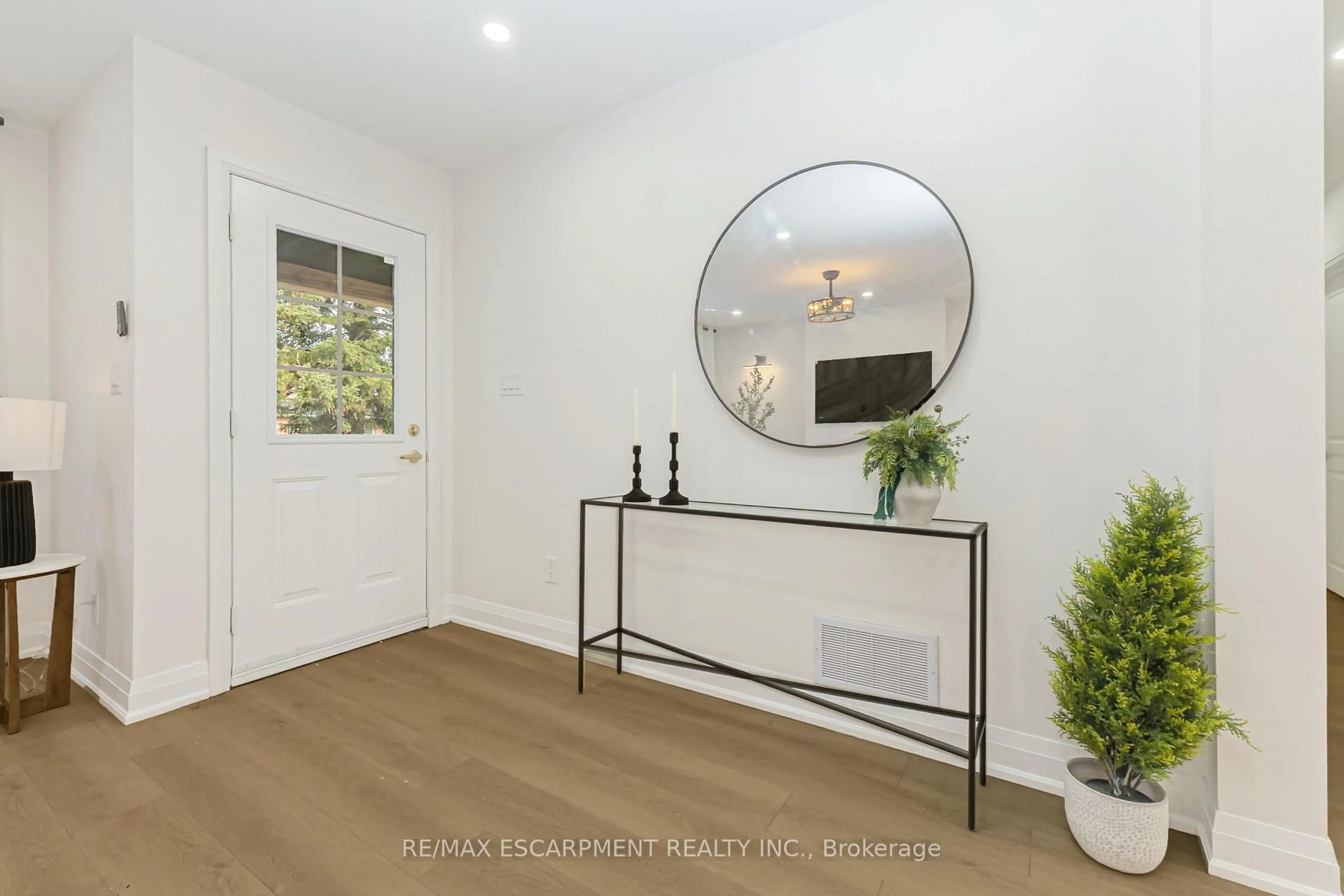 Indoor entryway for 487 East 37th St, Hamilton Ontario L8V 4C1