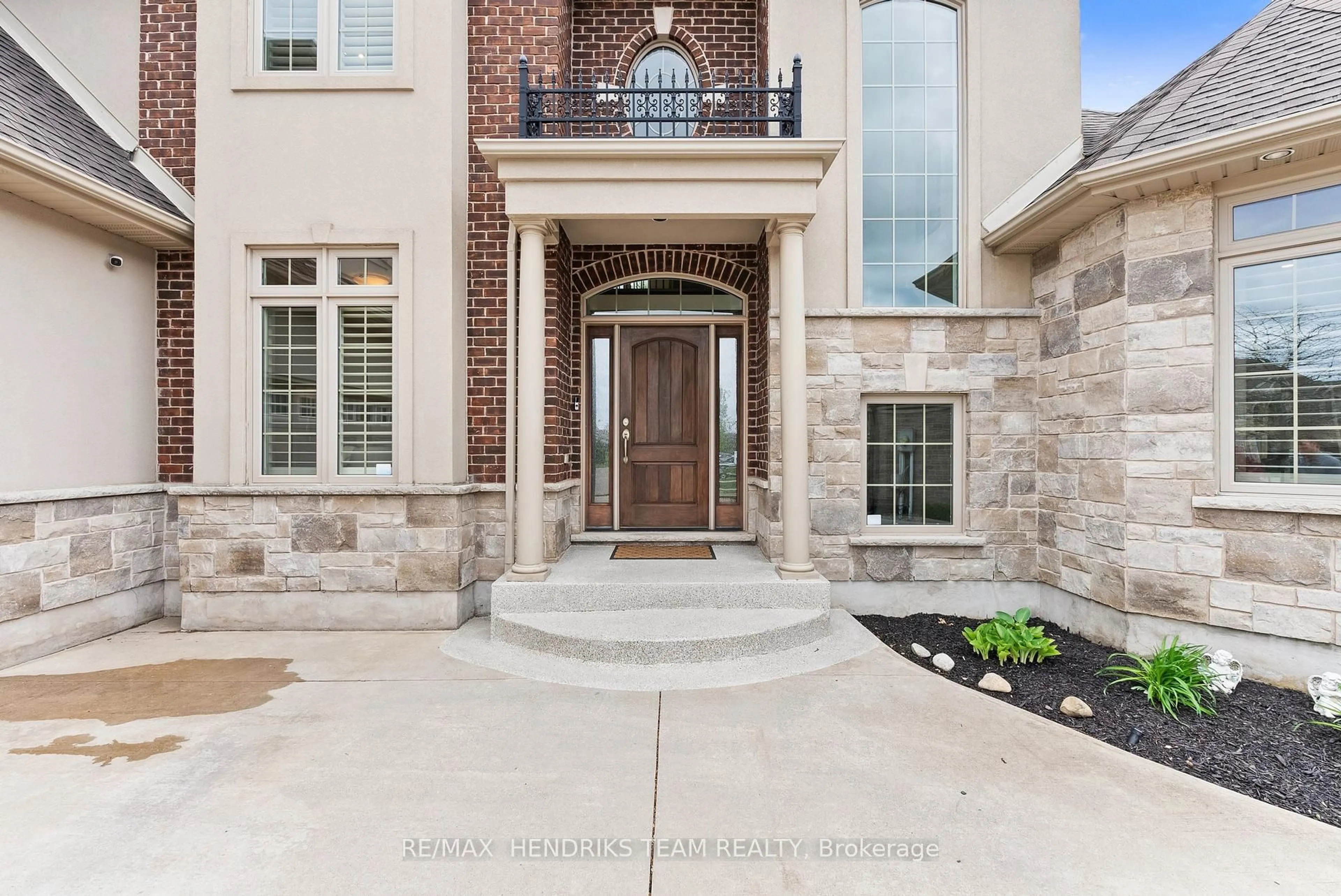 Home with brick exterior material, street for 13 McLean Crt, St. Catharines Ontario L2W 0A2