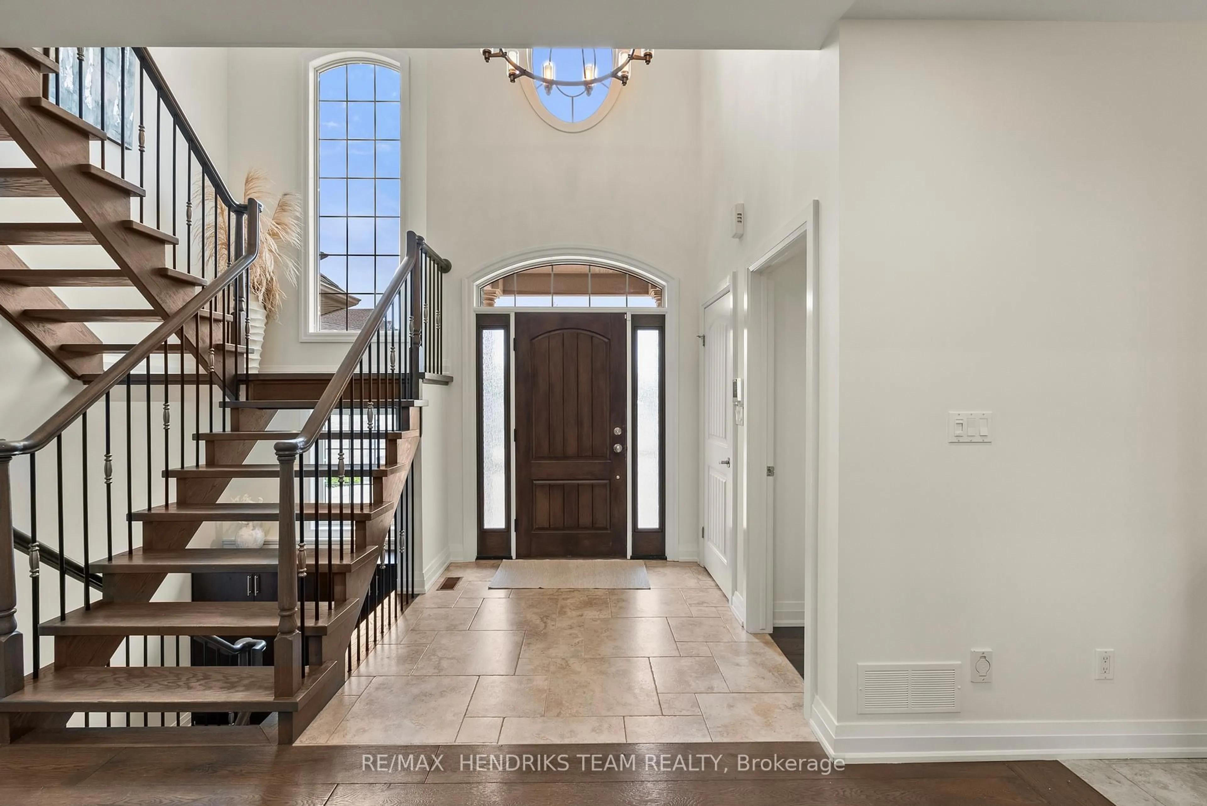 Indoor entryway for 13 Mclean Crt, St. Catharines Ontario L2W 0A2
