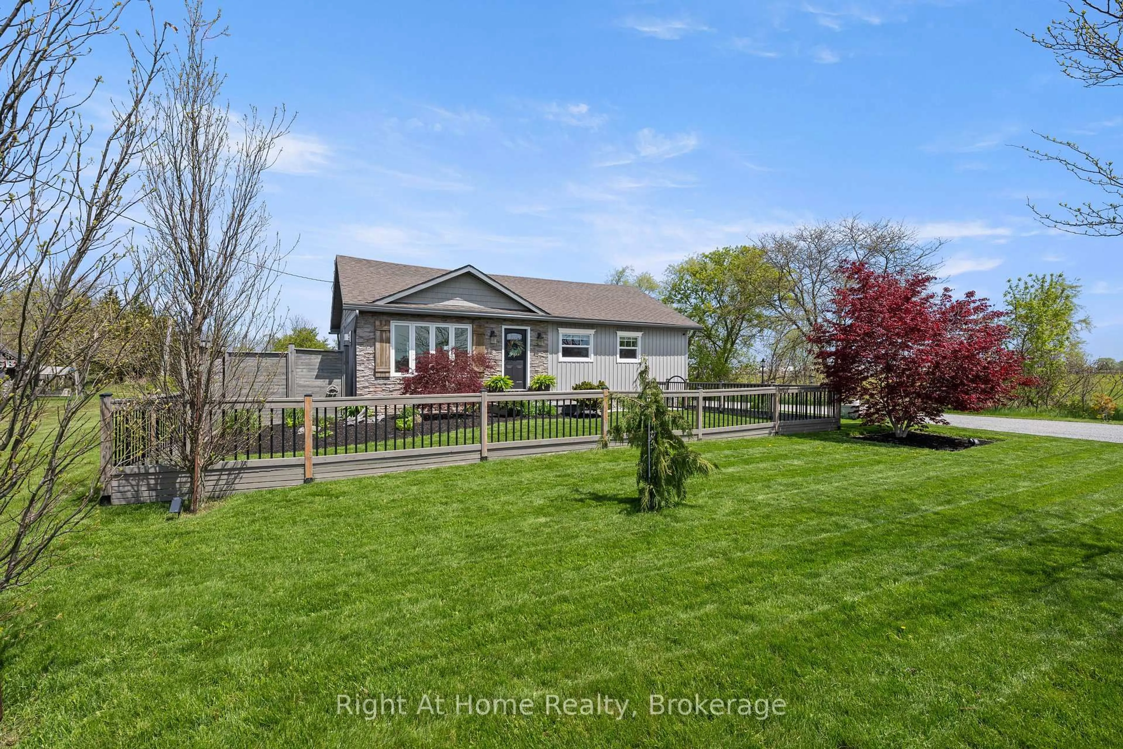 A pic from outside/outdoor area/front of a property/back of a property/a pic from drone, water/lake/river/ocean view for 1483 Fifth Ave Louth, St. Catharines Ontario L2R 6P7