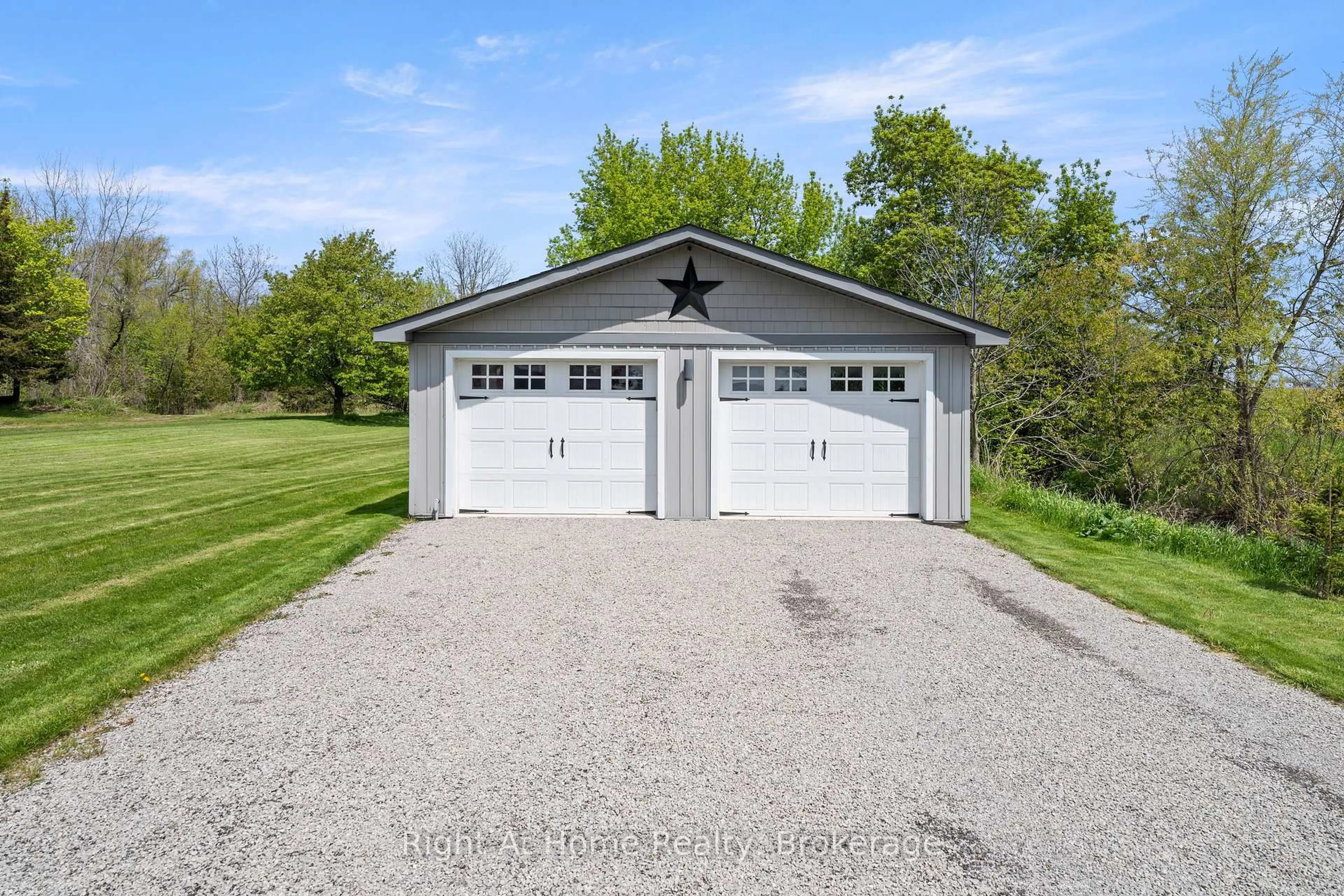 Indoor garage for 1483 Fifth Ave Louth, St. Catharines Ontario L2R 6P7