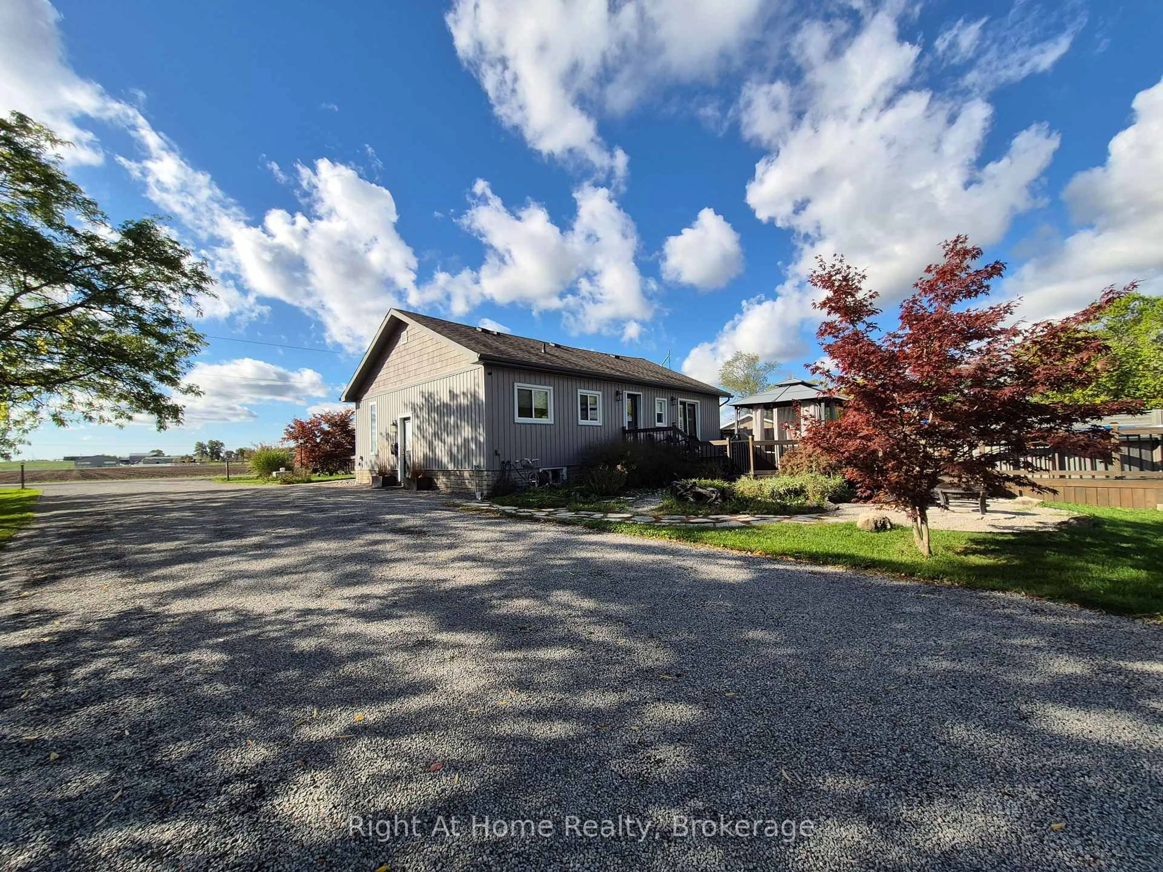 A pic from outside/outdoor area/front of a property/back of a property/a pic from drone, unknown for 1483 Fifth Ave Louth, St. Catharines Ontario L2R 6P7
