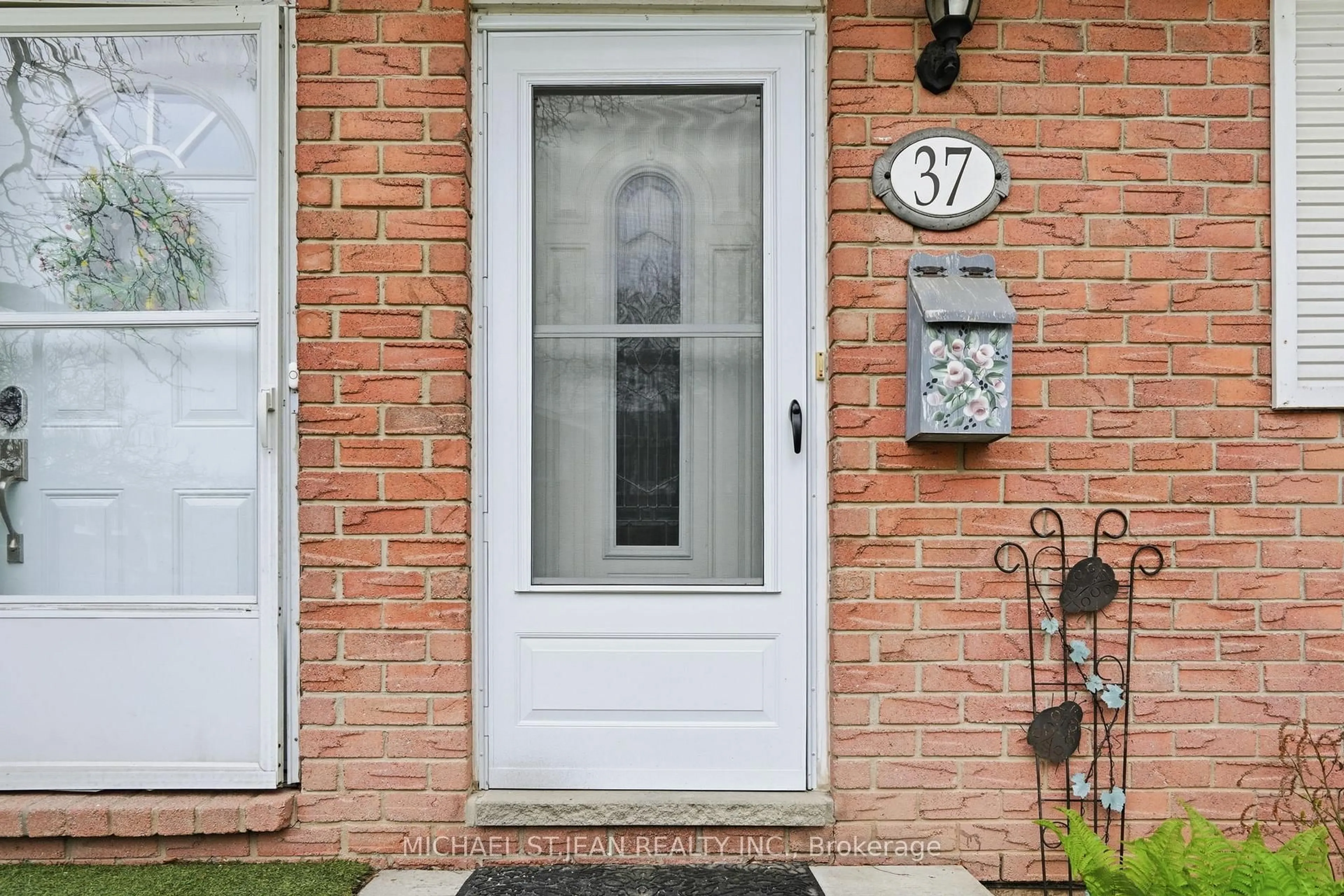 Indoor entryway for 185 DENISTOUN St #37, Welland Ontario L3C 6J6