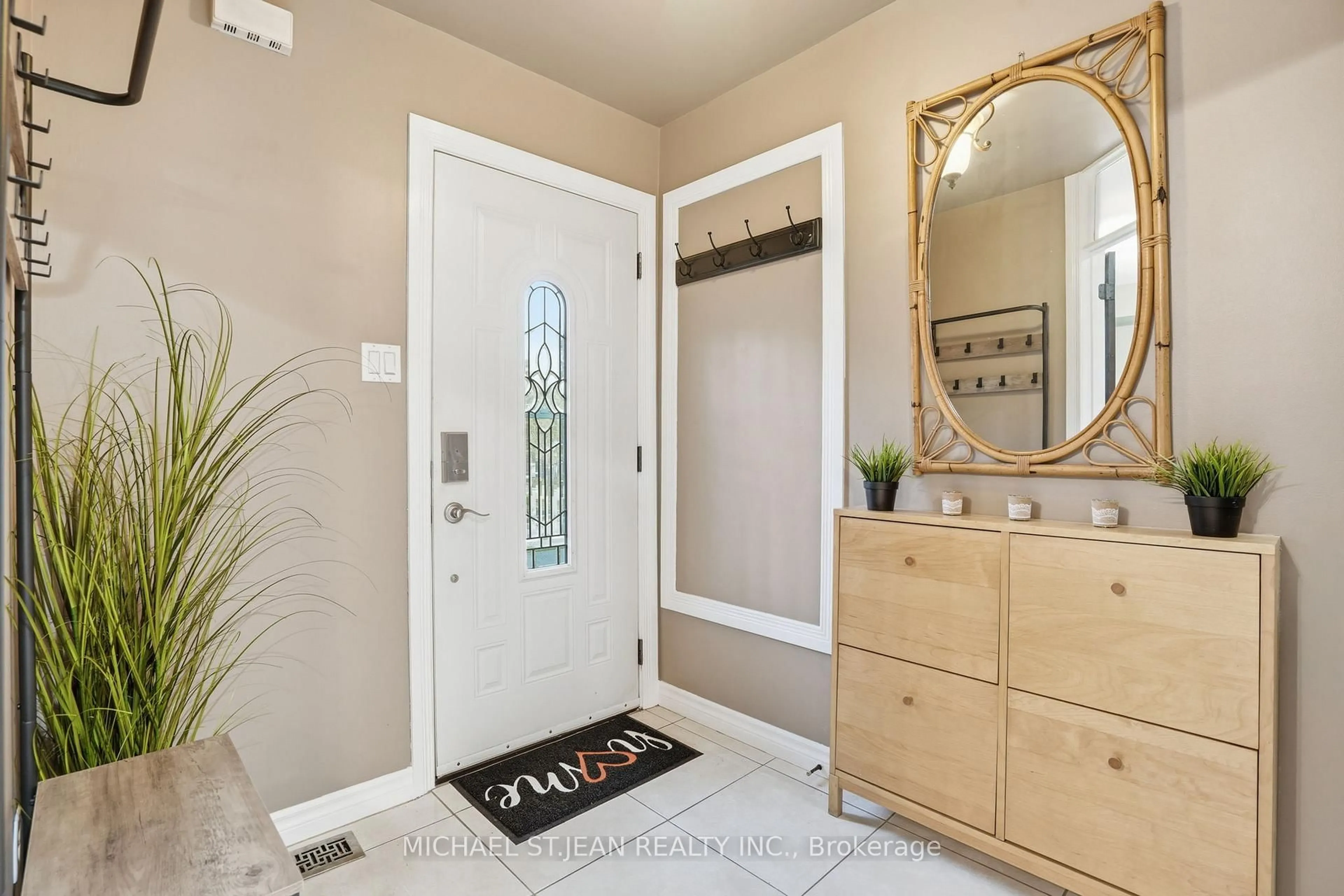 Indoor entryway for 185 DENISTOUN St #37, Welland Ontario L3C 6J6