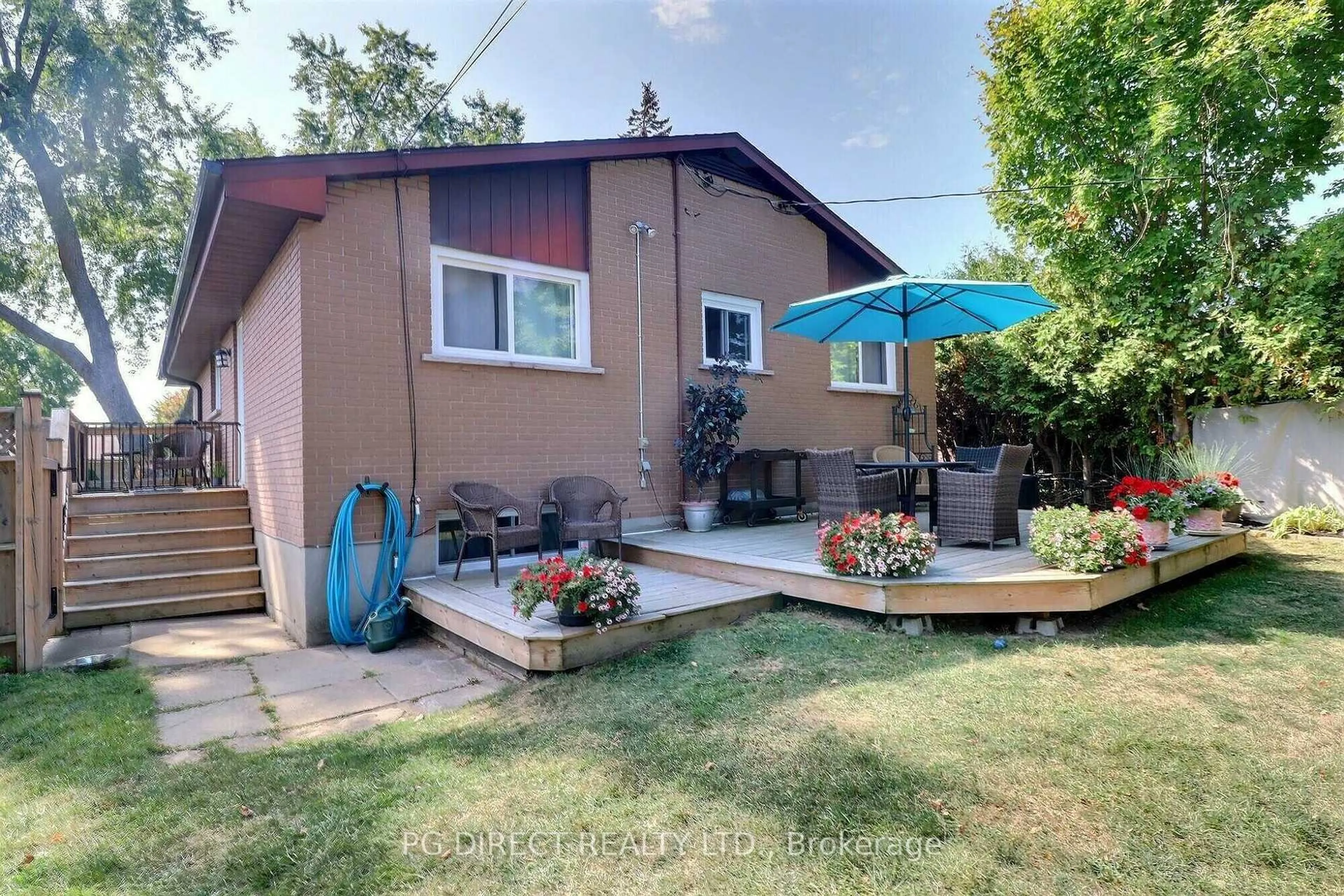 Patio, street for 19 Manor Dr, Brockville Ontario K6V 3E5
