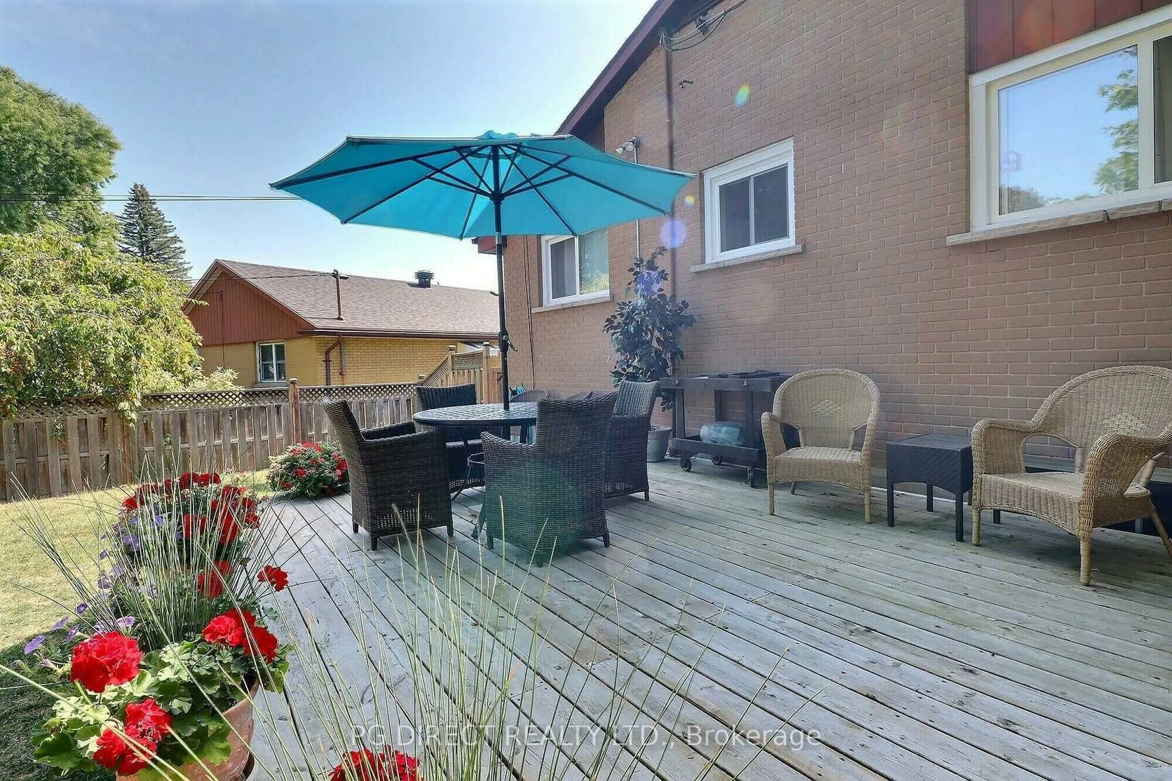 Patio, street for 19 Manor Dr, Brockville Ontario K6V 3E5