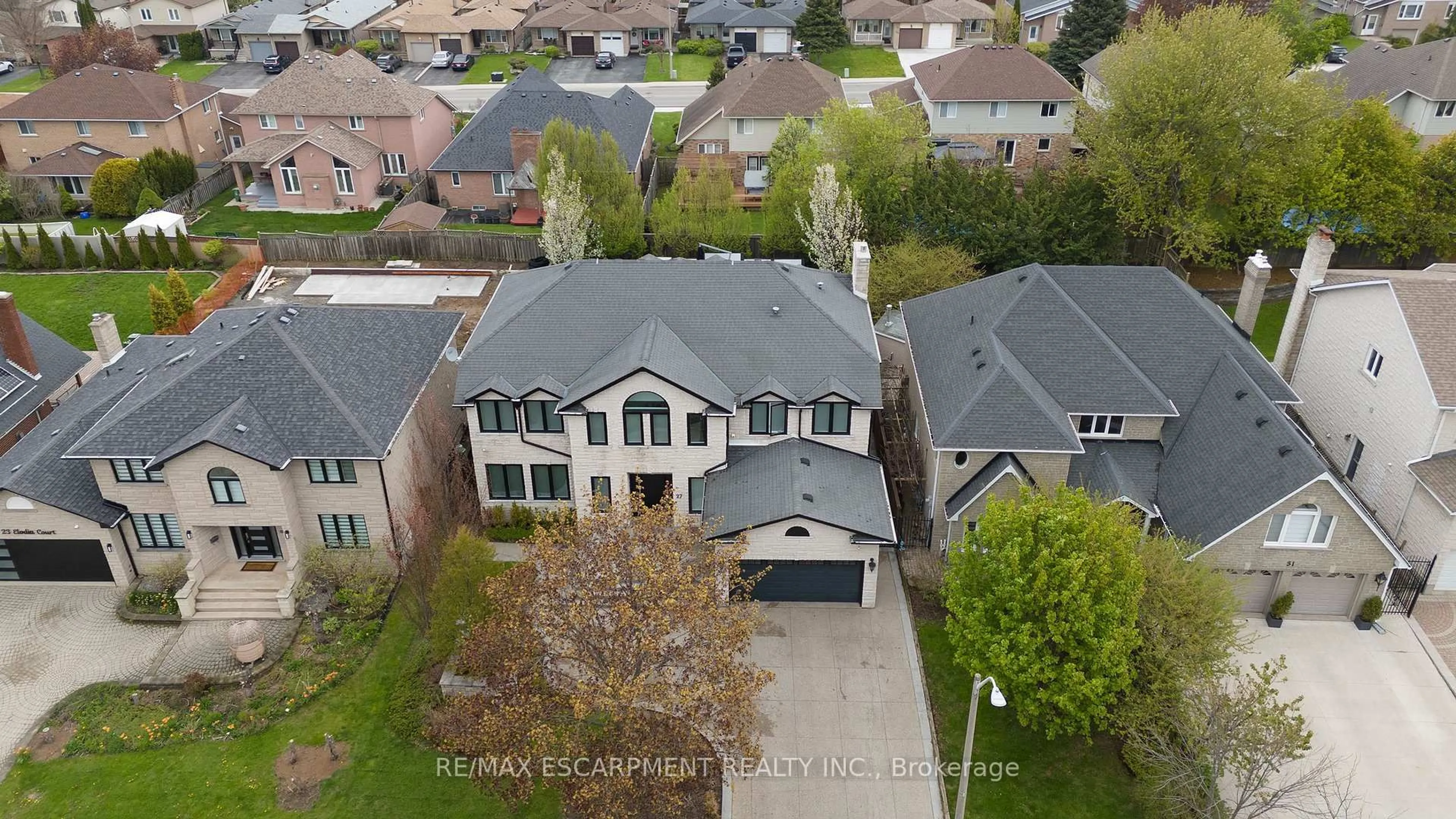 A pic from outside/outdoor area/front of a property/back of a property/a pic from drone, street for 27 Elodia Crt, Hamilton Ontario L9C 7R2