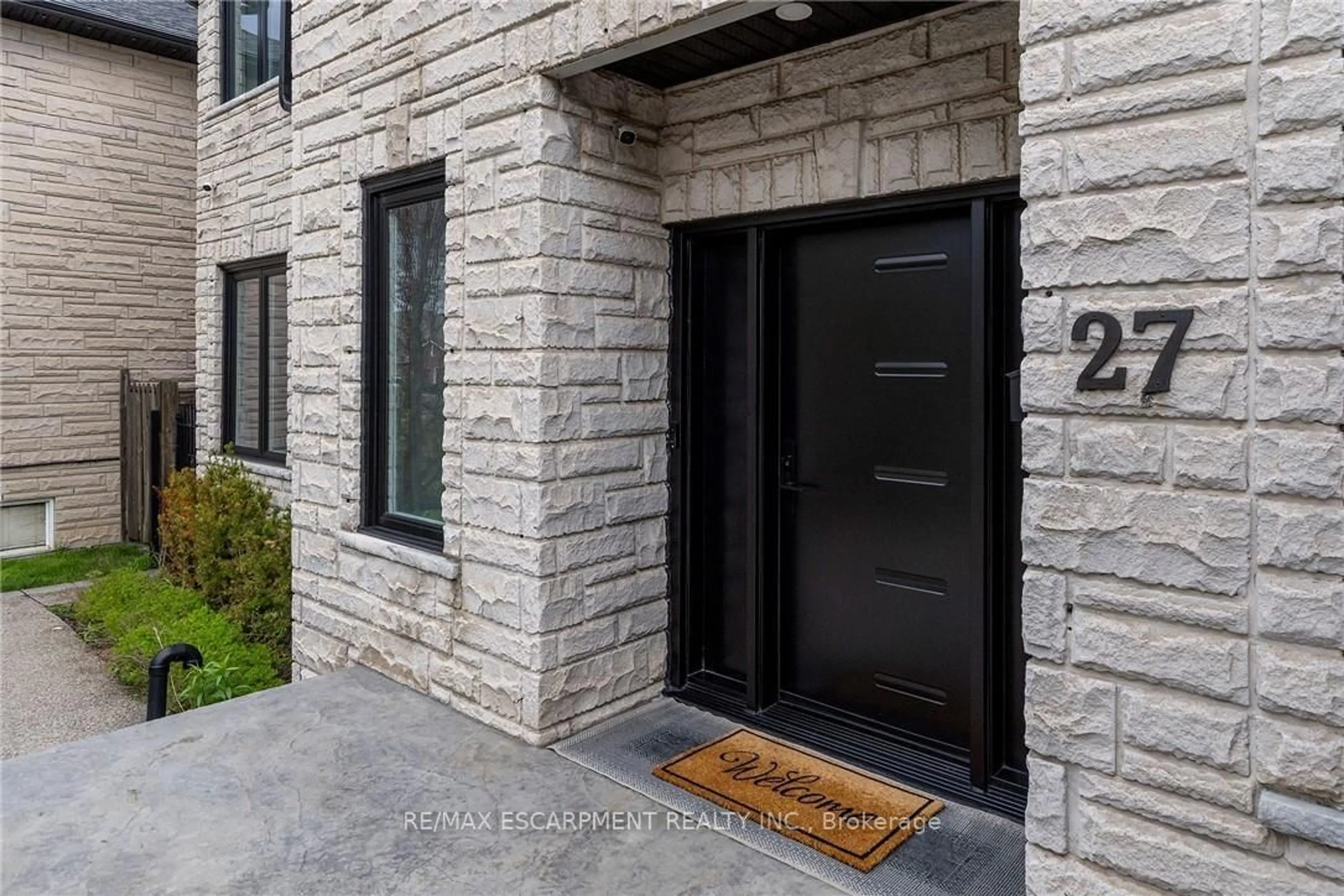 Indoor entryway for 27 Elodia Crt, Hamilton Ontario L9C 7R2
