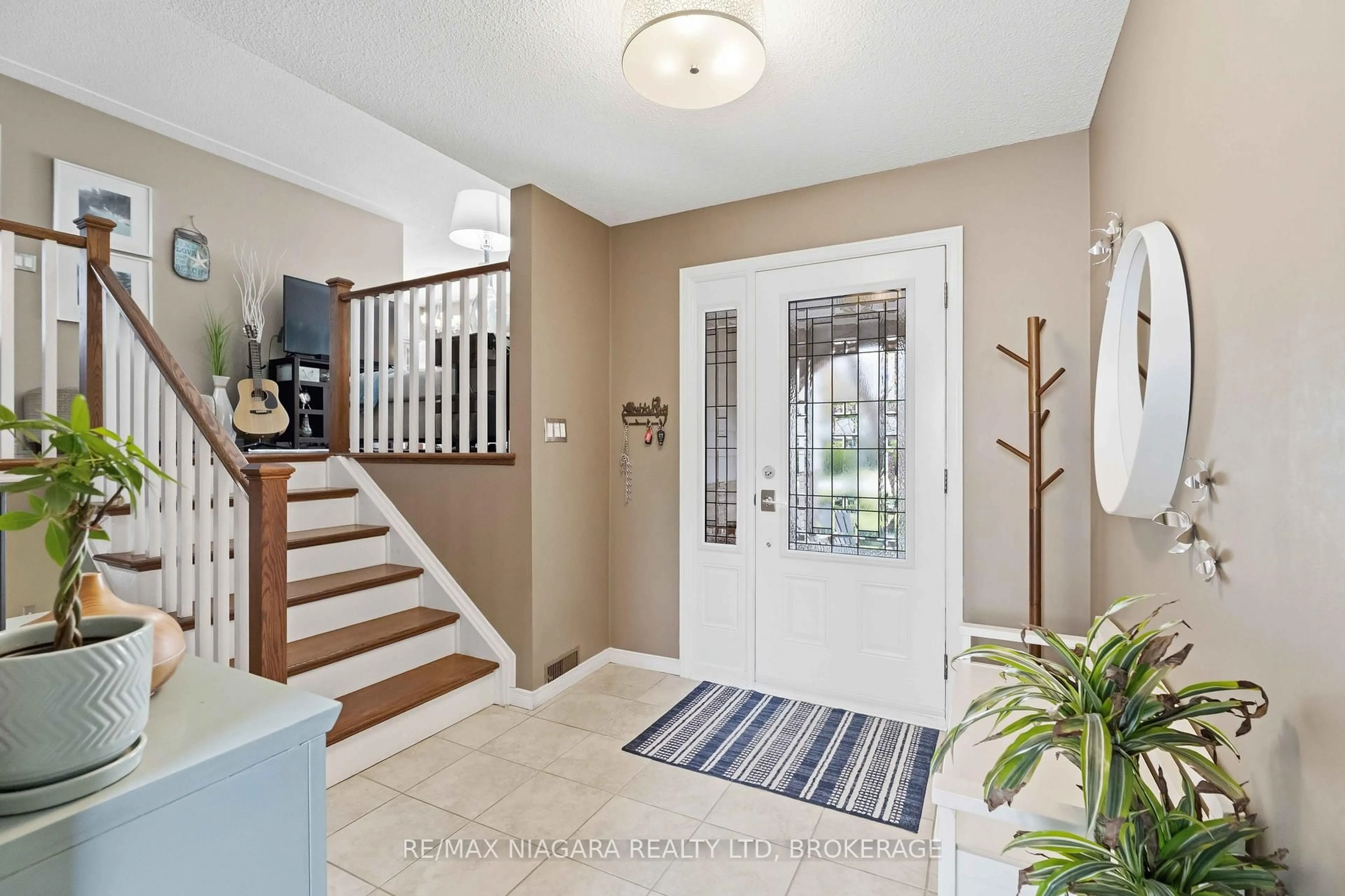 Indoor entryway for 26 Old Mill Rd, St. Catharines Ontario L2N 6X2