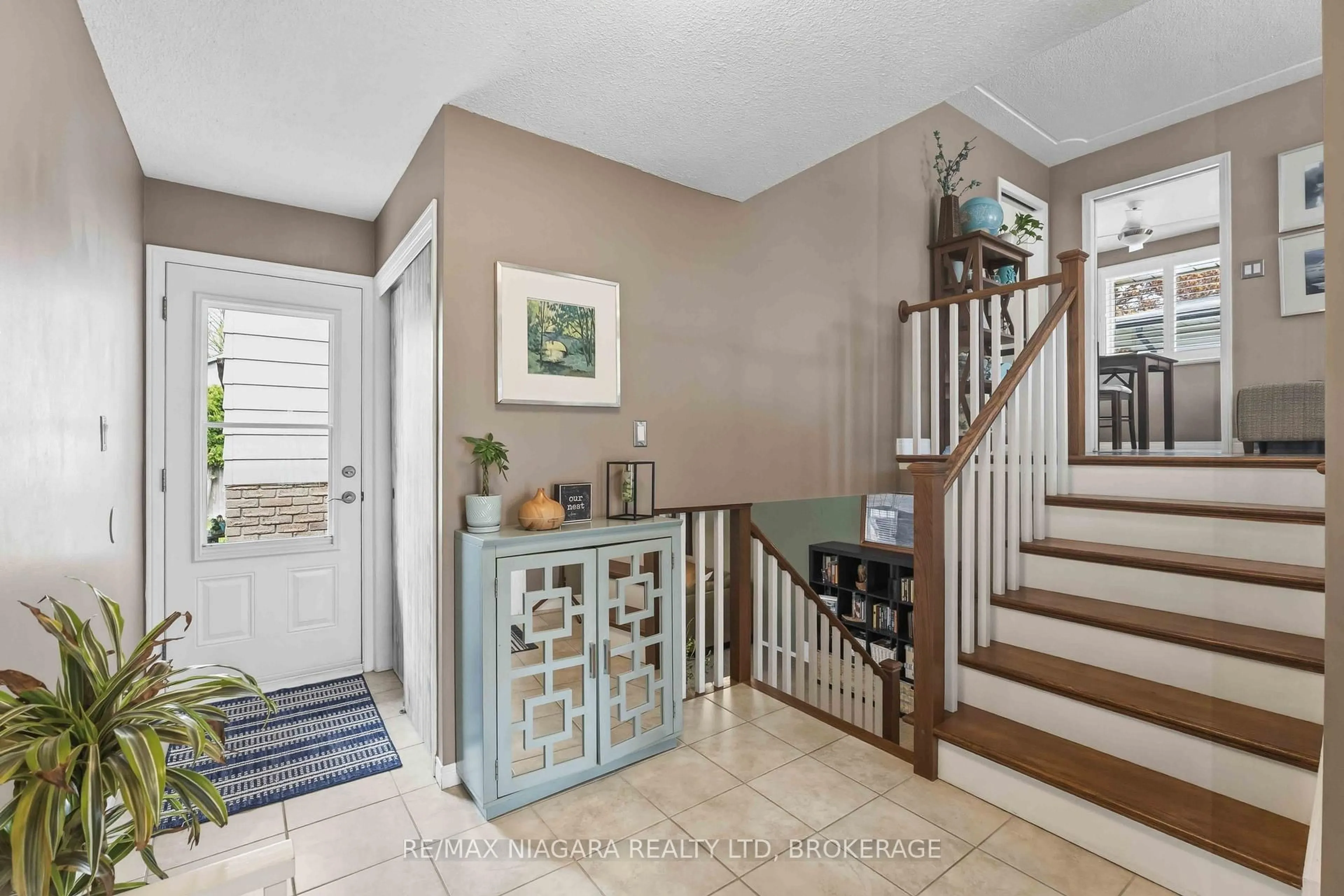 Indoor entryway for 26 Old Mill Rd, St. Catharines Ontario L2N 6X2