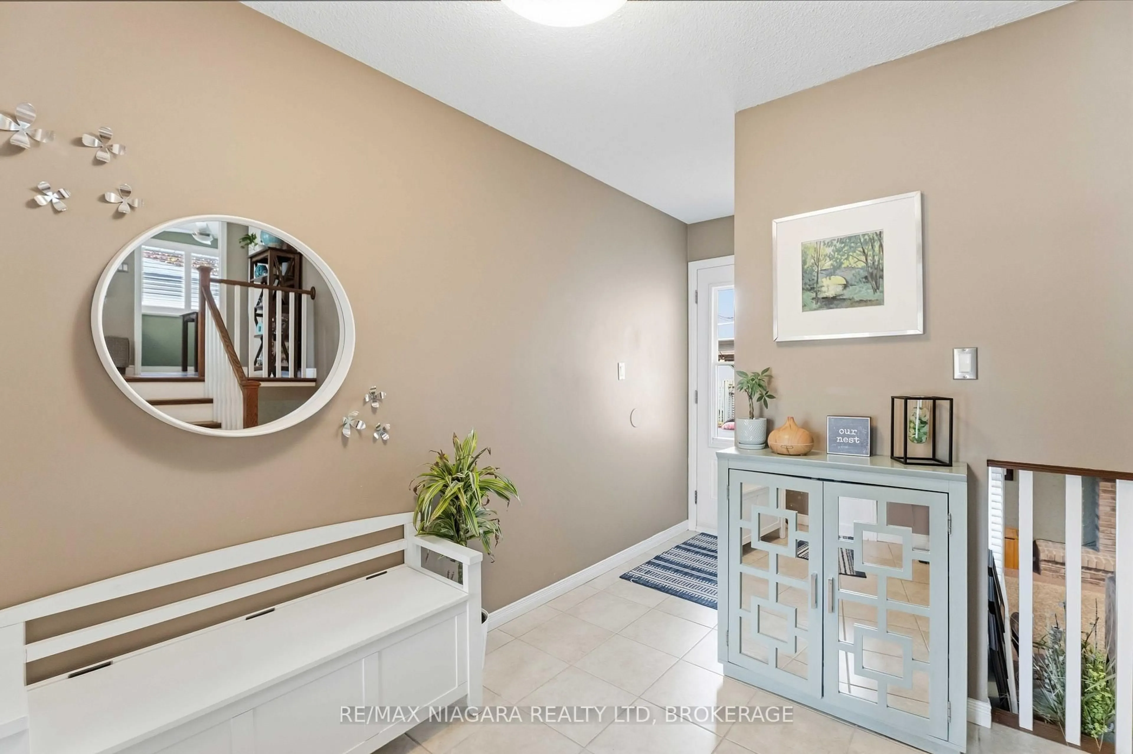 Indoor entryway for 26 Old Mill Rd, St. Catharines Ontario L2N 6X2
