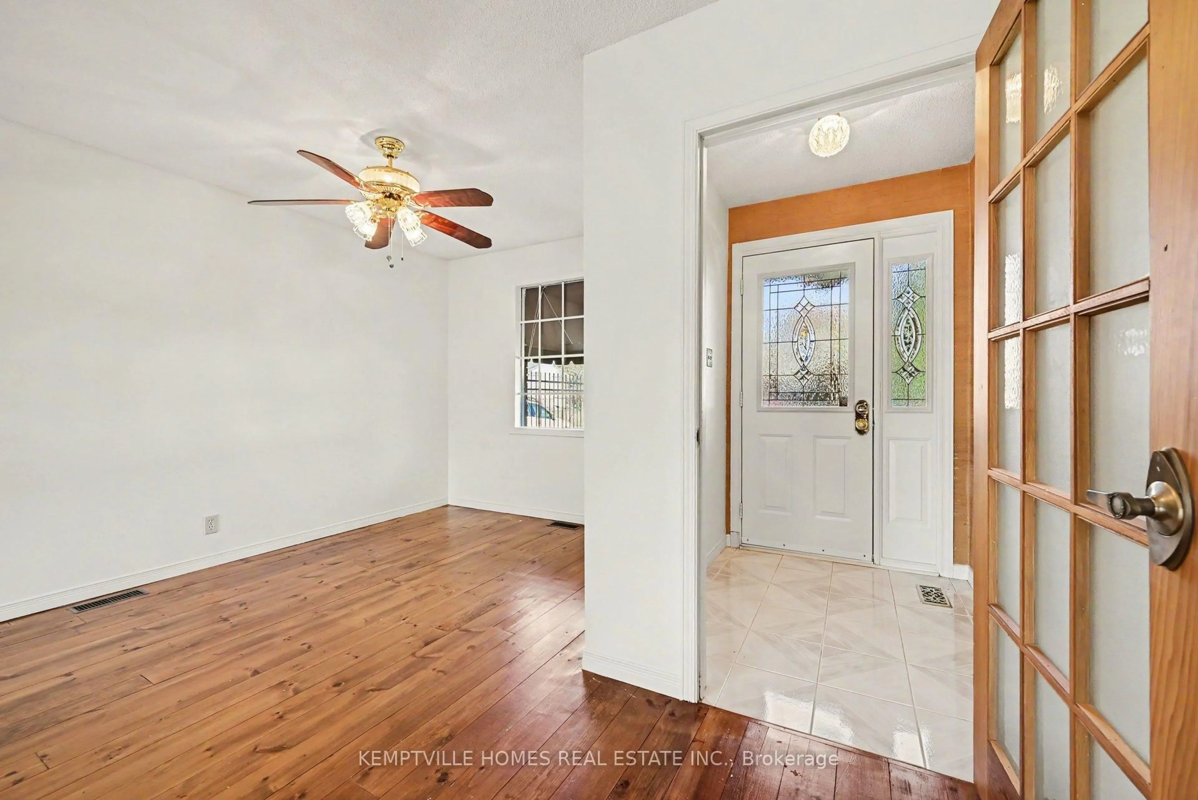 Indoor entryway for 182 Abbotsford Rd, Ottawa Ontario K2L 1C9
