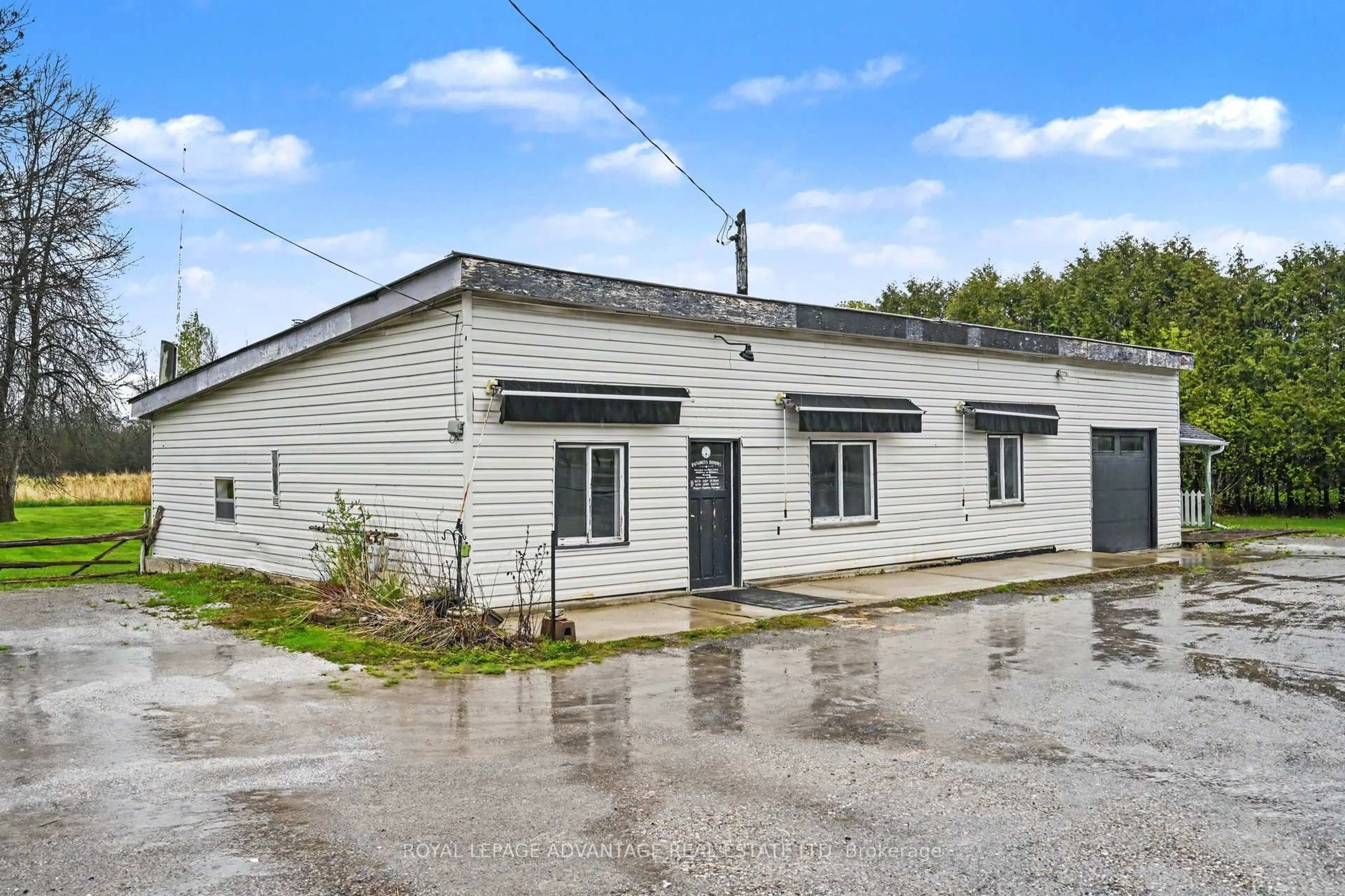 A pic from outside/outdoor area/front of a property/back of a property/a pic from drone, building for 3004 Rideau Ferry Rd, Drummond/North Elmsley Ontario K7H 0H3