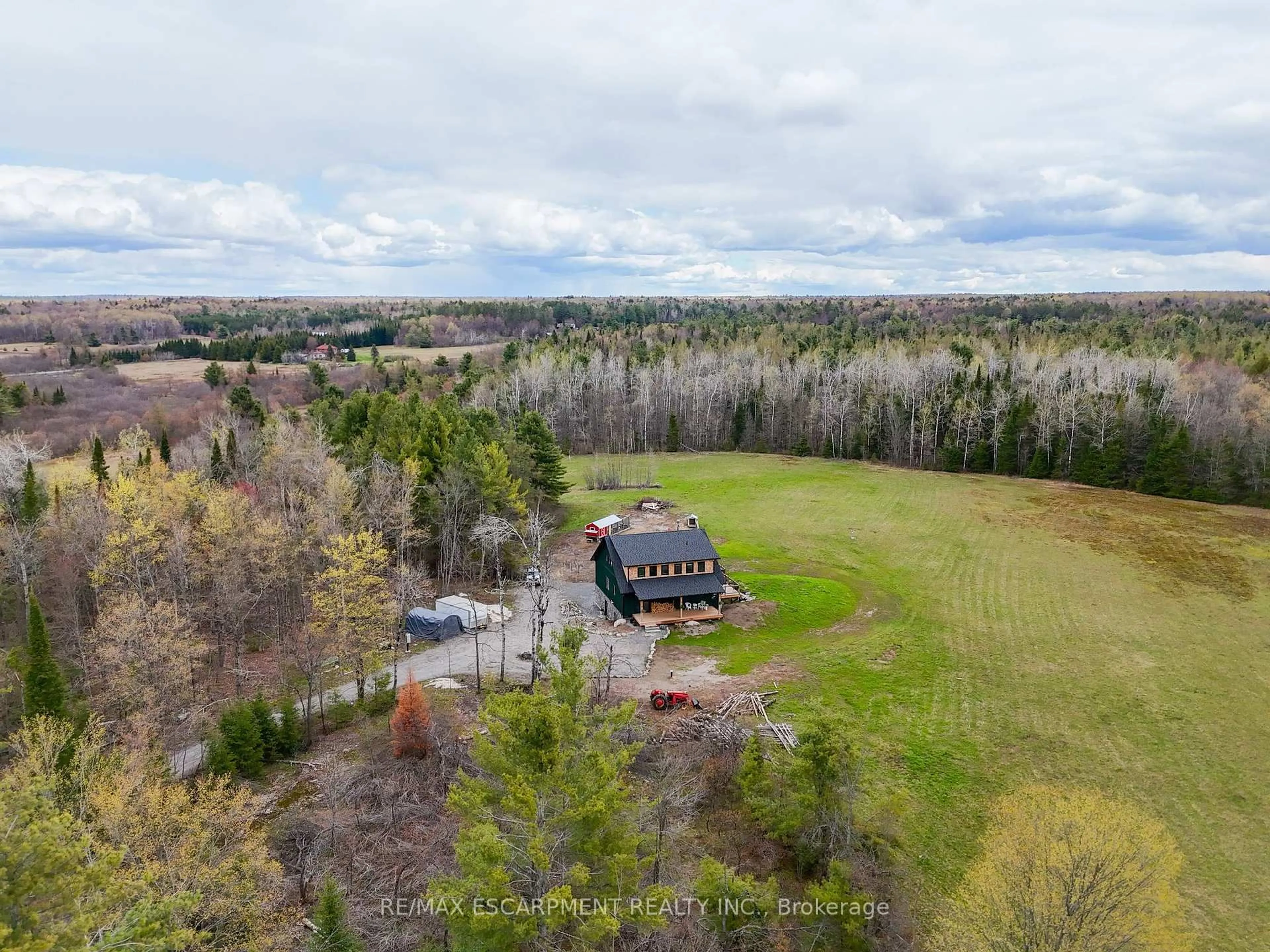 A pic from outside/outdoor area/front of a property/back of a property/a pic from drone, unknown for 1161 Barkway Rd, Gravenhurst Ontario P1P 1R3