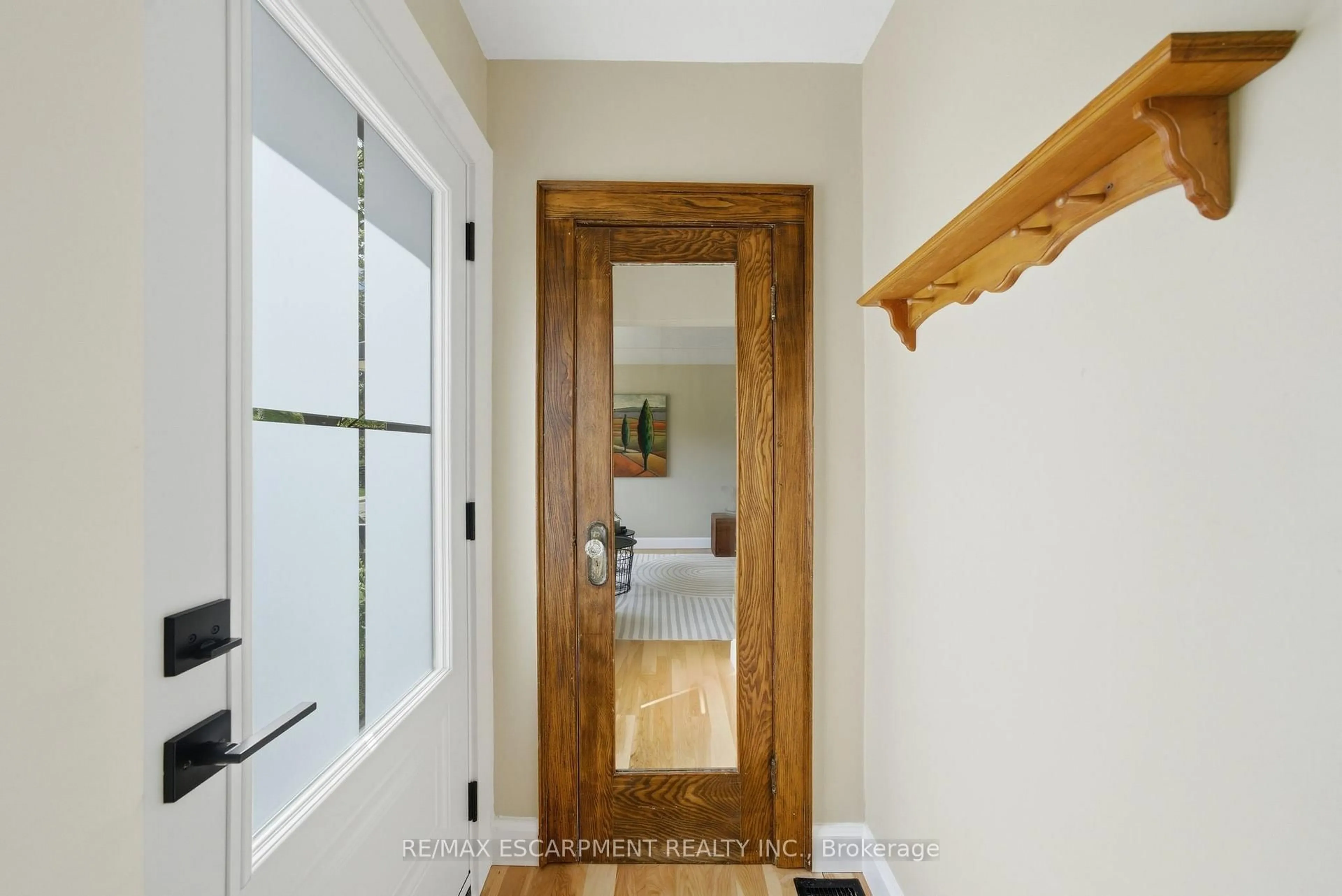 Indoor entryway for 28 Roanoke Rd, Hamilton Ontario L8S 3P7