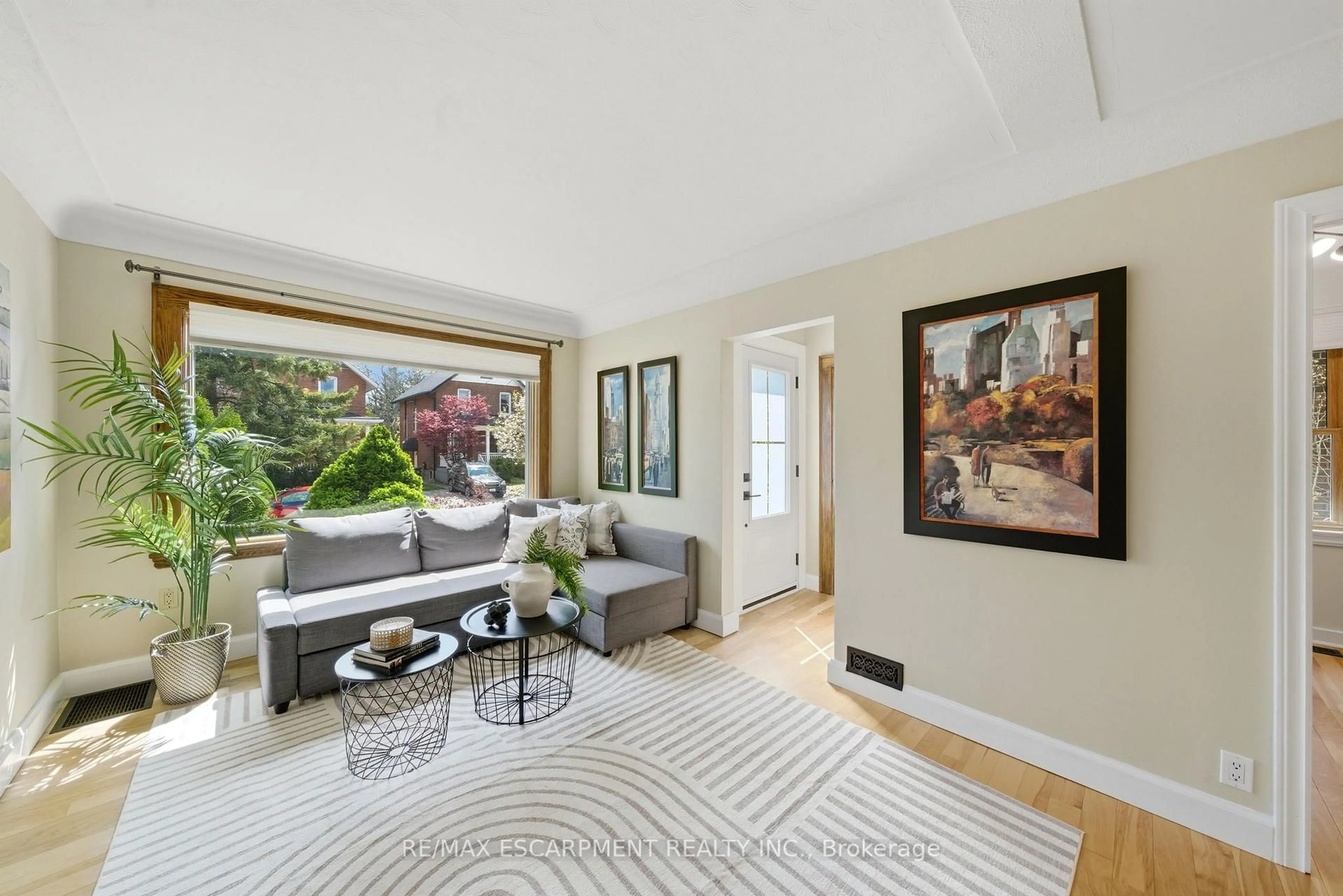 Living room with furniture, unknown for 28 Roanoke Rd, Hamilton Ontario L8S 3P7