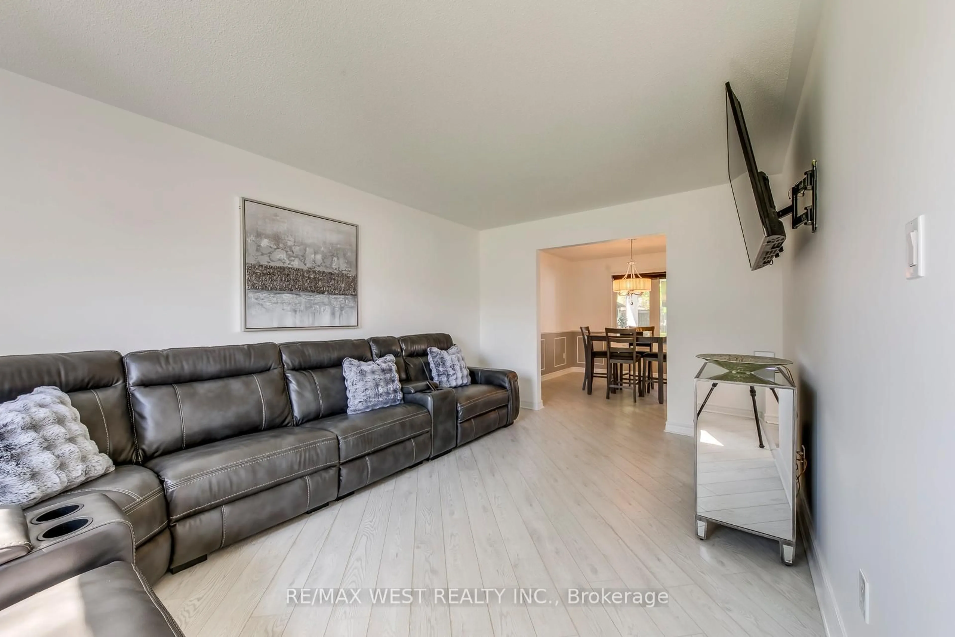 Living room with furniture, unknown for 8077 Mount Carmel Blvd, Niagara Falls Ontario L2H 2Y8