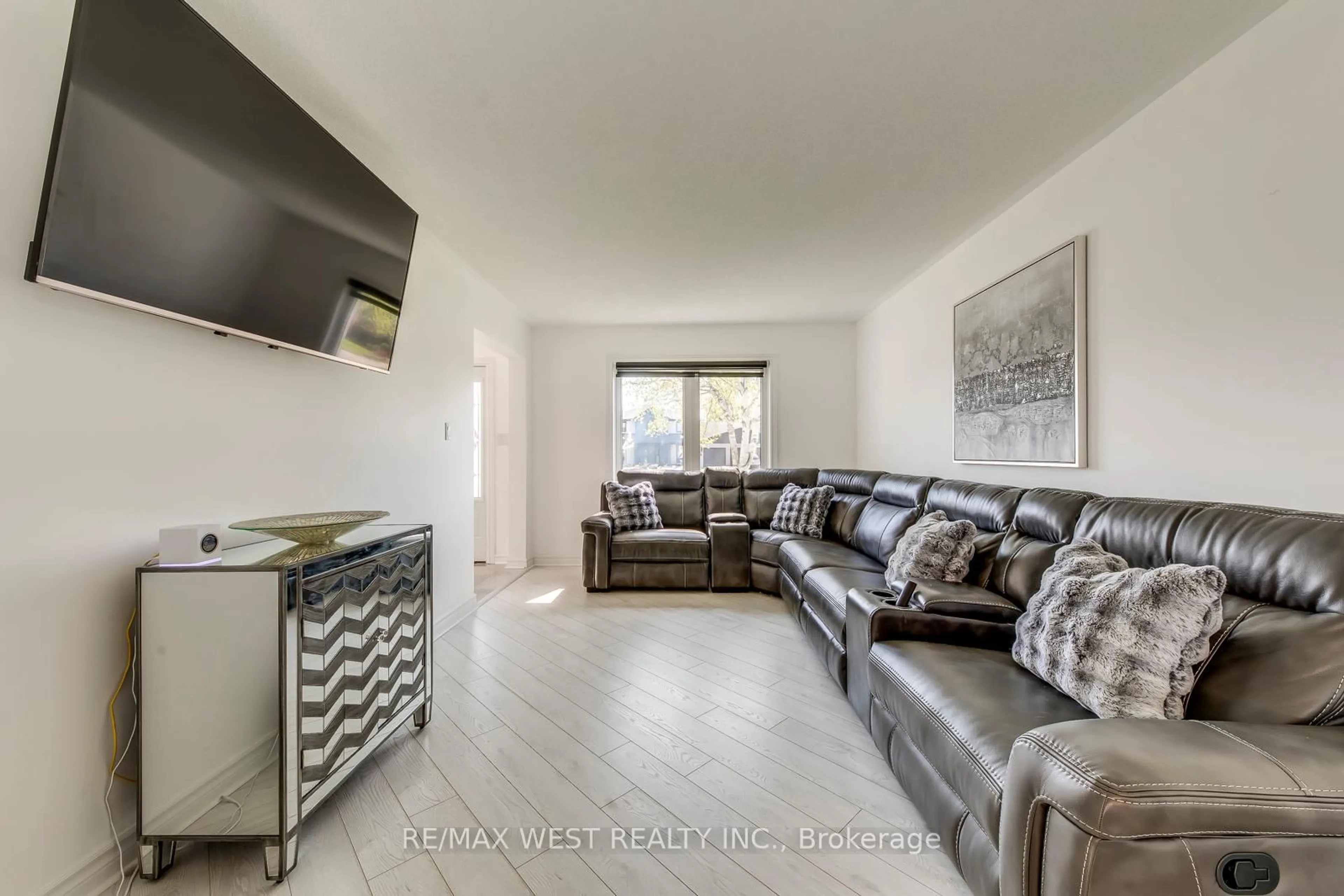 Living room with furniture, unknown for 8077 Mount Carmel Blvd, Niagara Falls Ontario L2H 2Y8