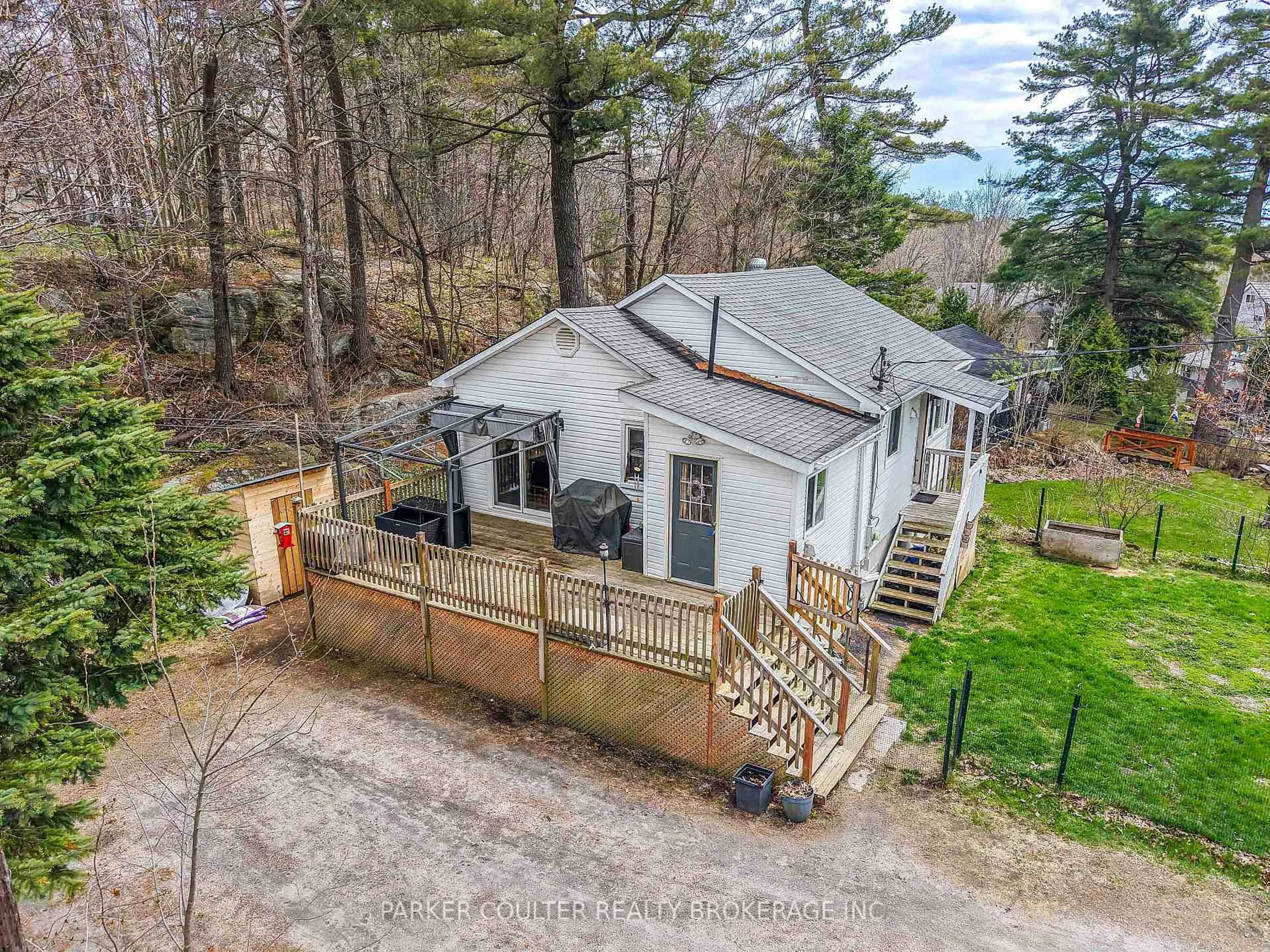 A pic from outside/outdoor area/front of a property/back of a property/a pic from drone, unknown for 3 Victoria Ave, Parry Sound Ontario P2A 2B9