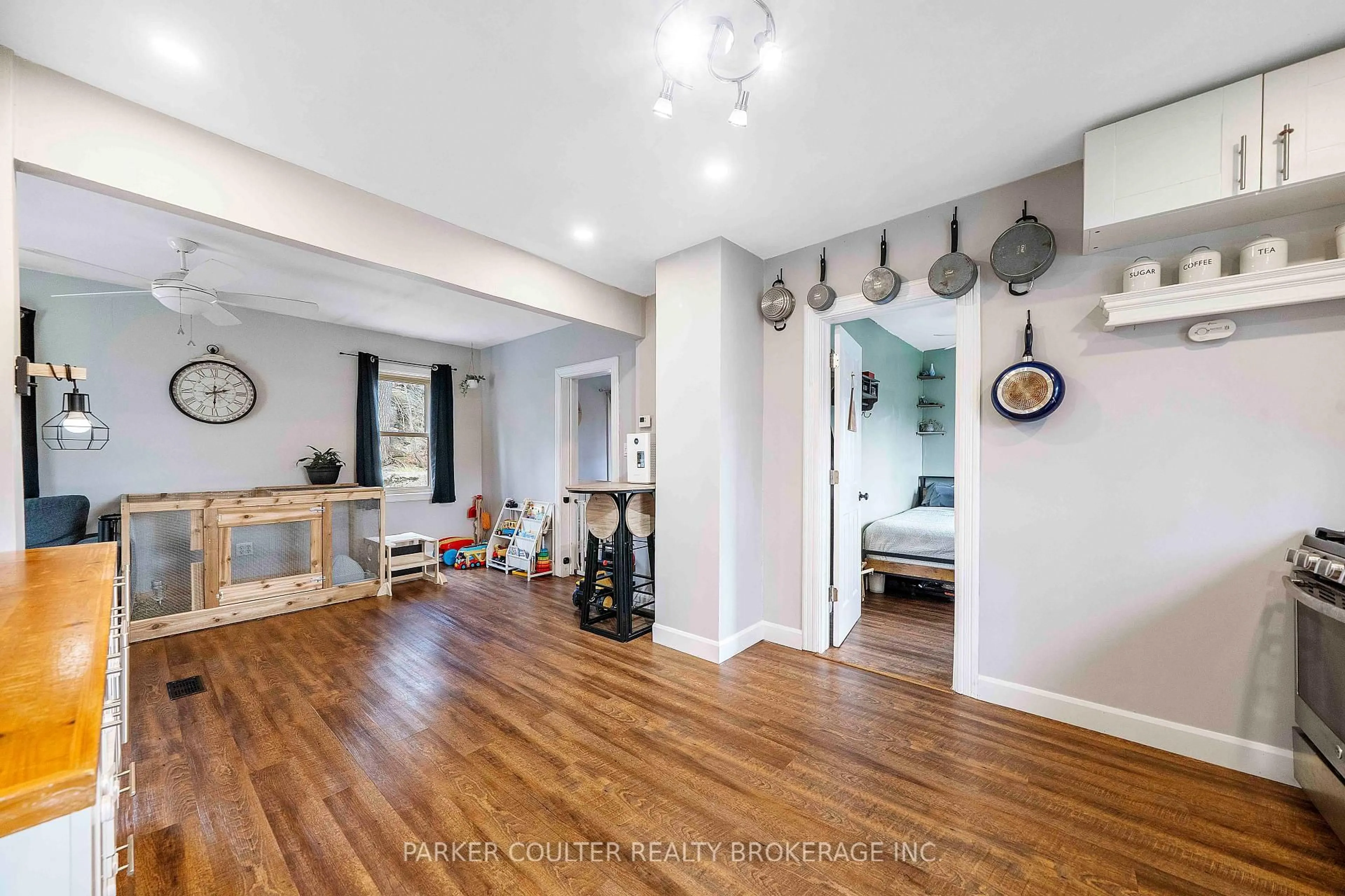 Indoor entryway for 3 Victoria Ave, Parry Sound Ontario P2A 2B9
