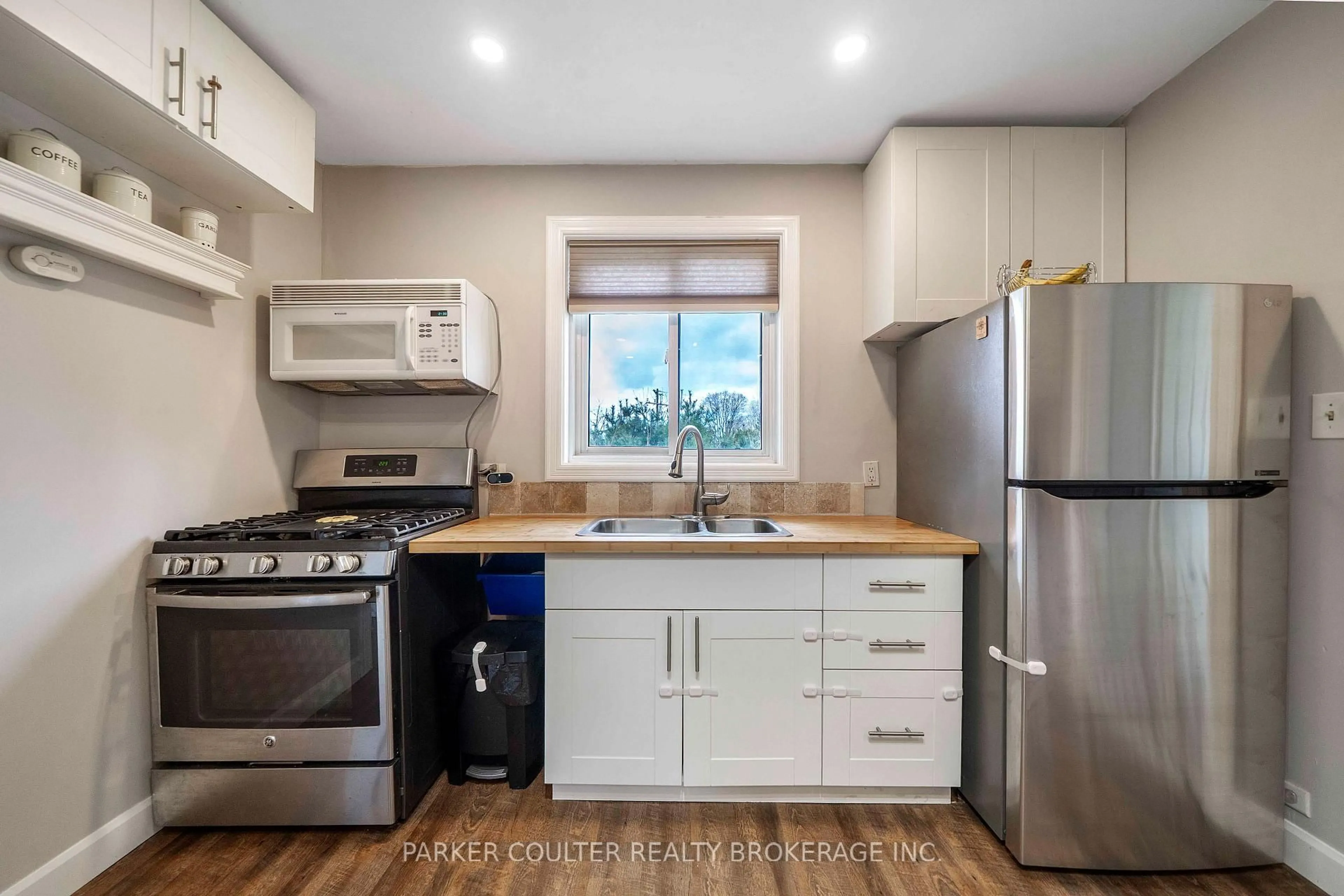 Standard kitchen, wood/laminate floor for 3 Victoria Ave, Parry Sound Ontario P2A 2B9