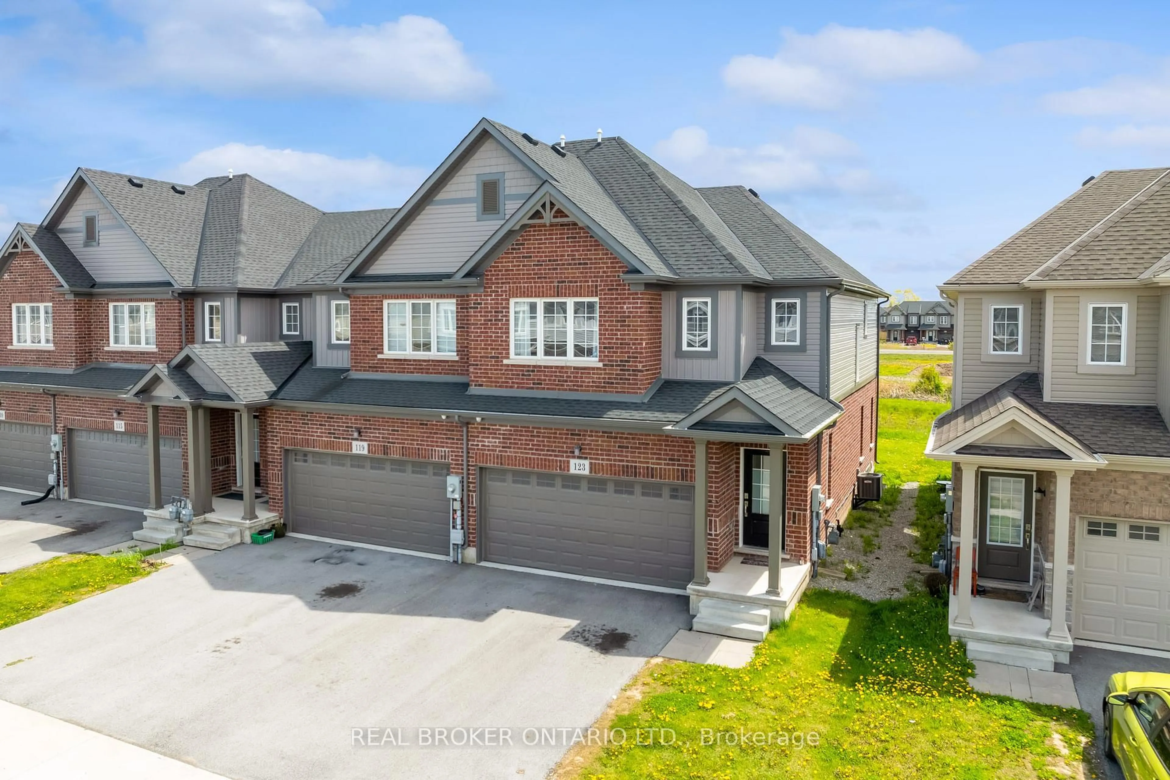 A pic from outside/outdoor area/front of a property/back of a property/a pic from drone, street for 123 Sycamore St, Welland Ontario L3C 0H9
