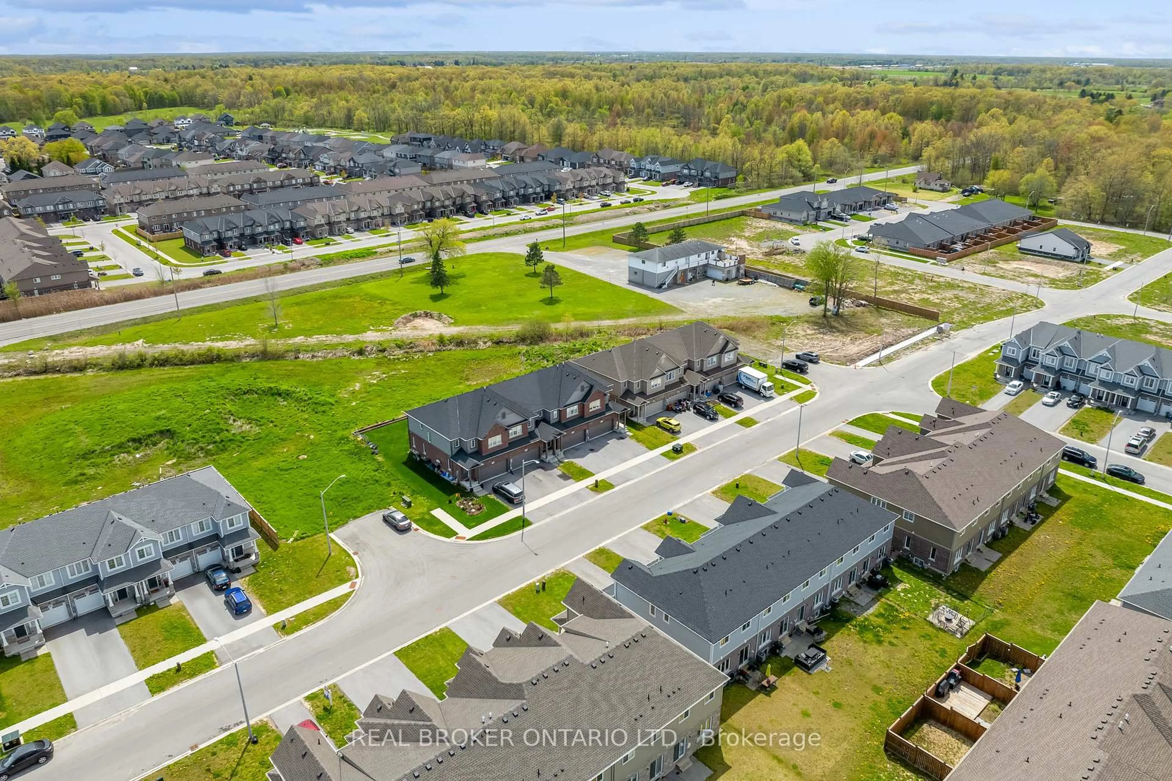 A pic from outside/outdoor area/front of a property/back of a property/a pic from drone, water/lake/river/ocean view for 123 Sycamore St, Welland Ontario L3C 0H9