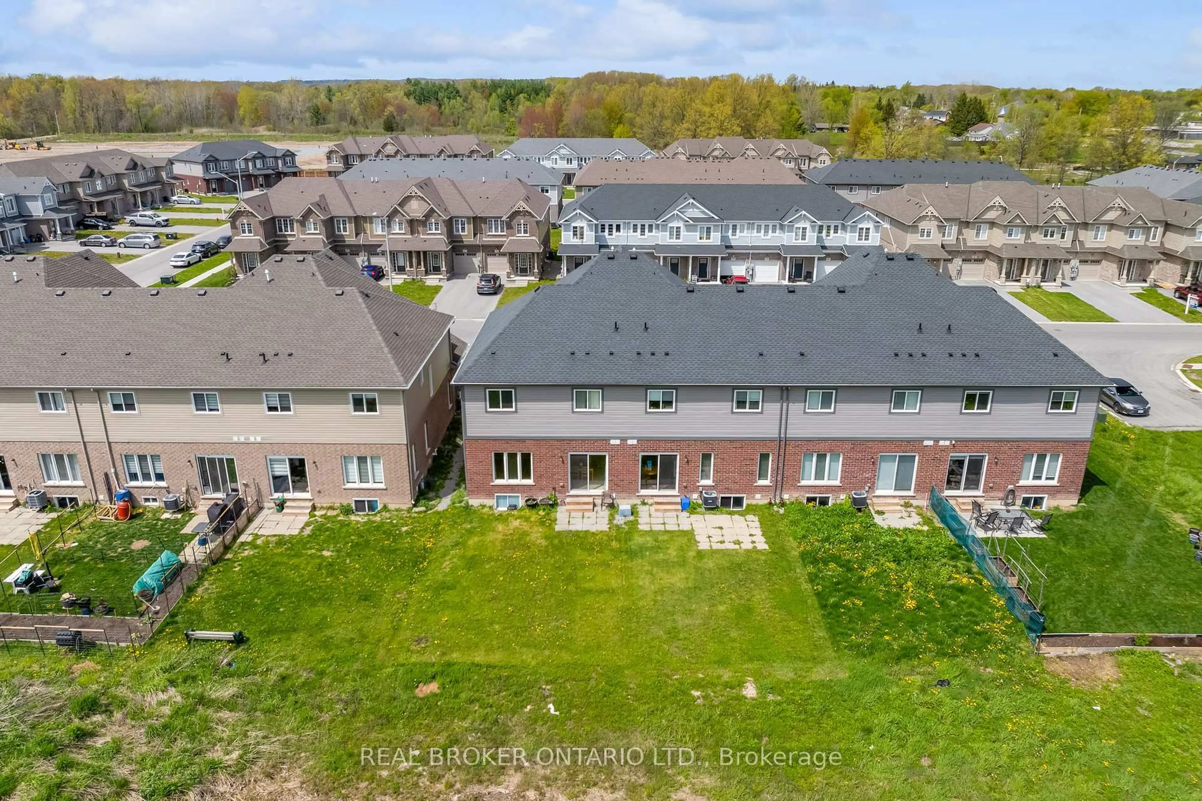 A pic from outside/outdoor area/front of a property/back of a property/a pic from drone, unknown for 123 Sycamore St, Welland Ontario L3C 0H9