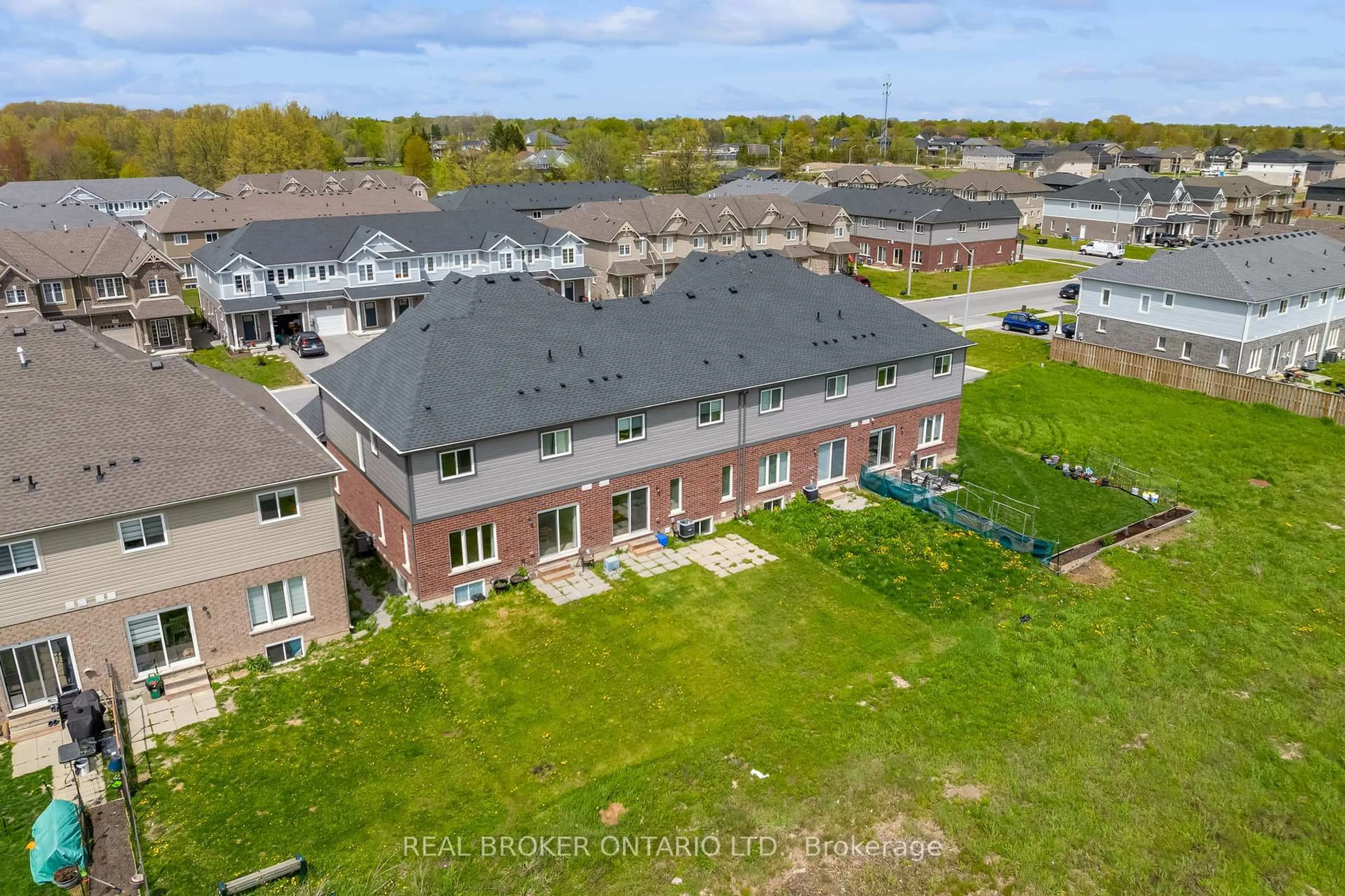 A pic from outside/outdoor area/front of a property/back of a property/a pic from drone, unknown for 123 Sycamore St, Welland Ontario L3C 0H9