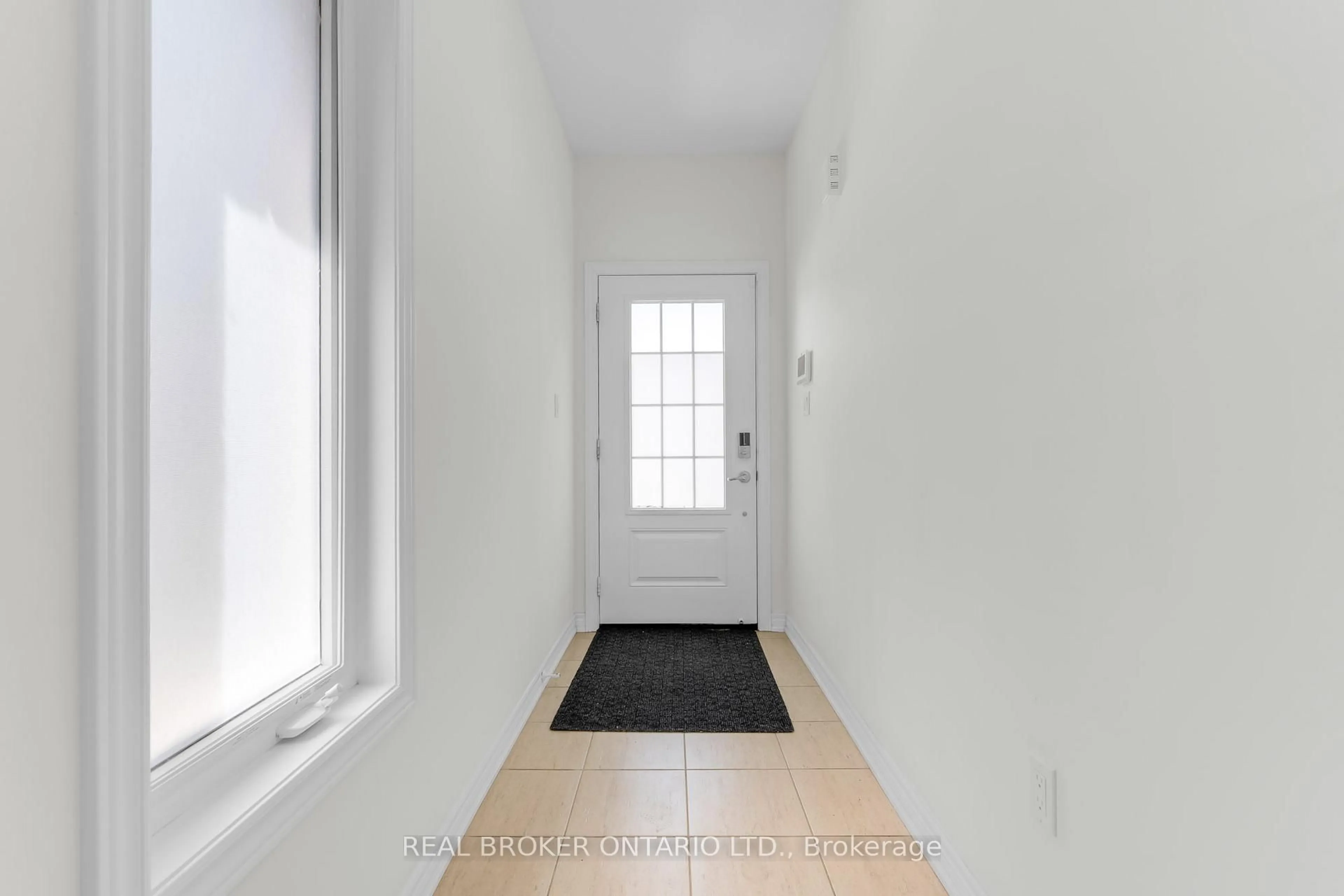 Indoor entryway for 123 Sycamore St, Welland Ontario L3C 0H9