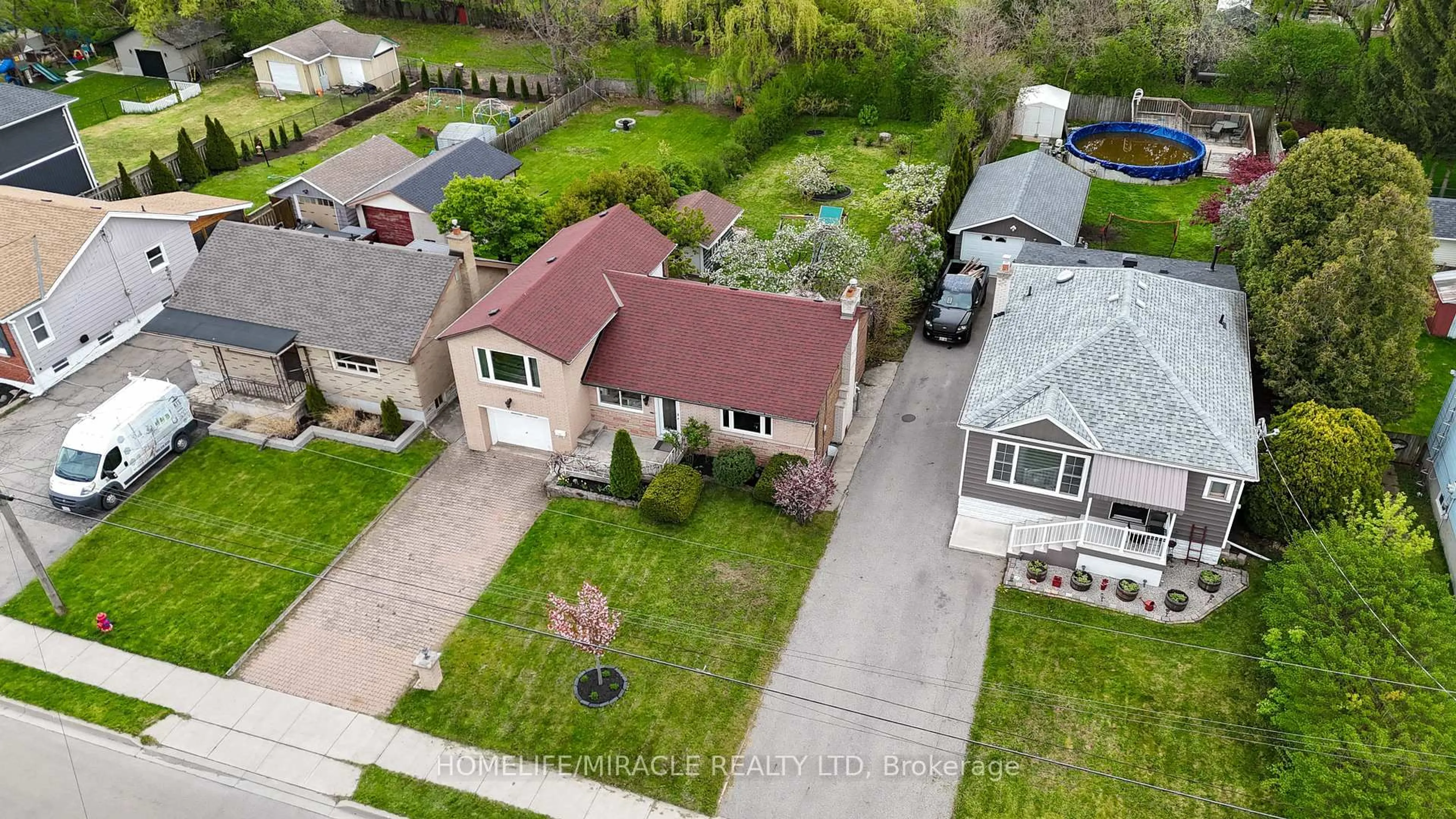 A pic from outside/outdoor area/front of a property/back of a property/a pic from drone, street for 32 Durham Rd, Hamilton Ontario L8E 1X1