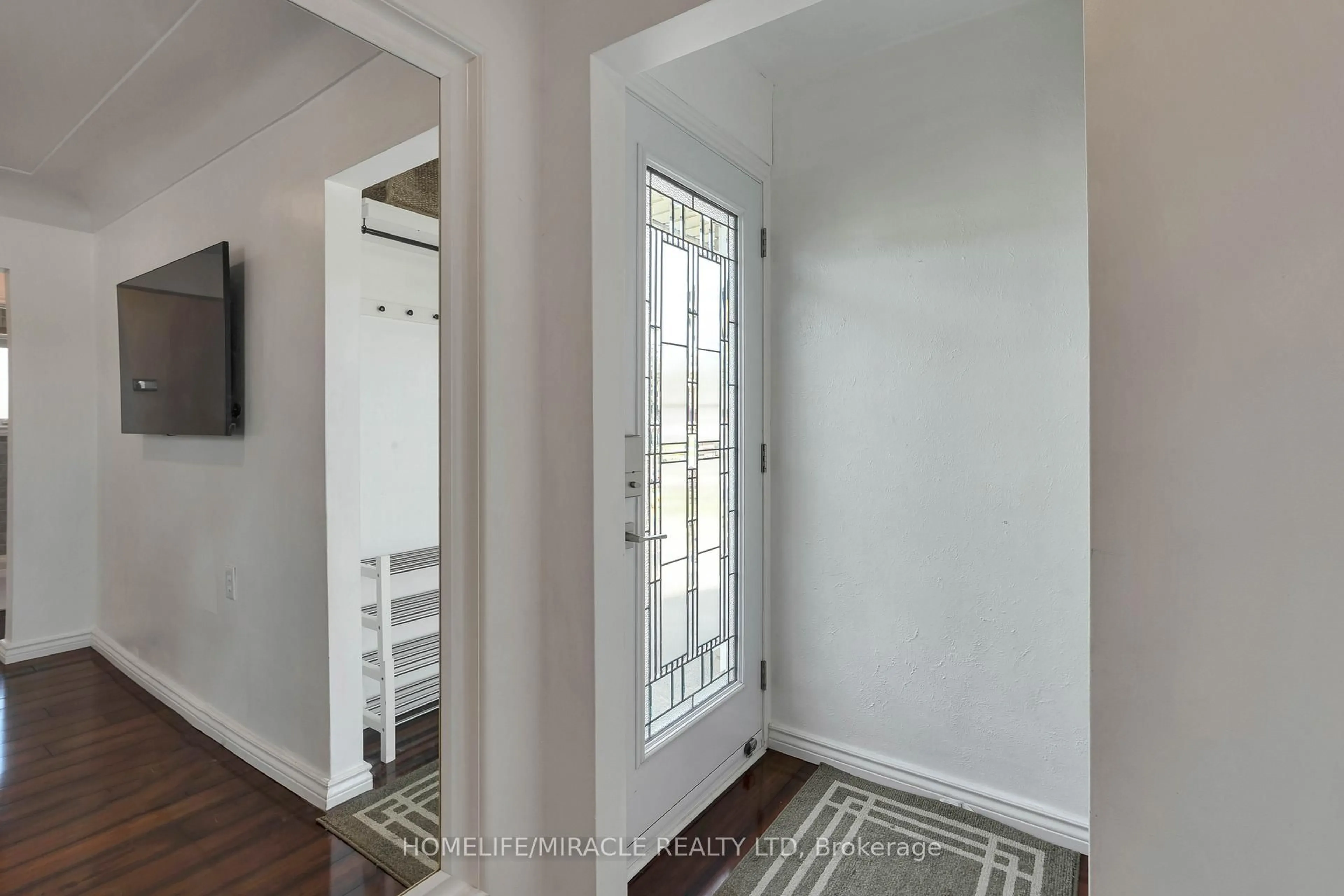 Indoor entryway for 32 Durham Rd, Hamilton Ontario L8E 1X1