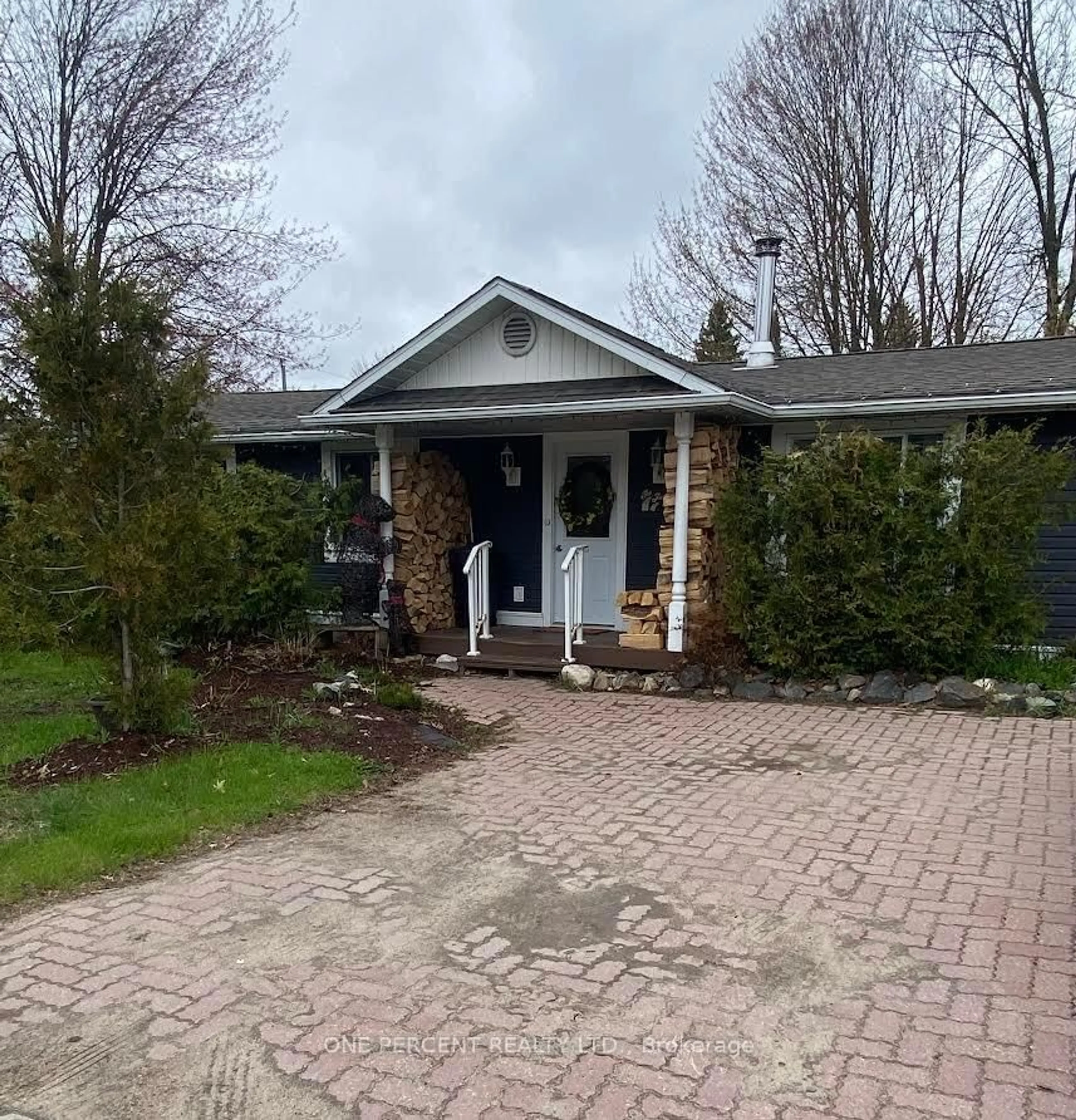 Home with brick exterior material, street for 25 Wellington St, Bracebridge Ontario P1L 1E8