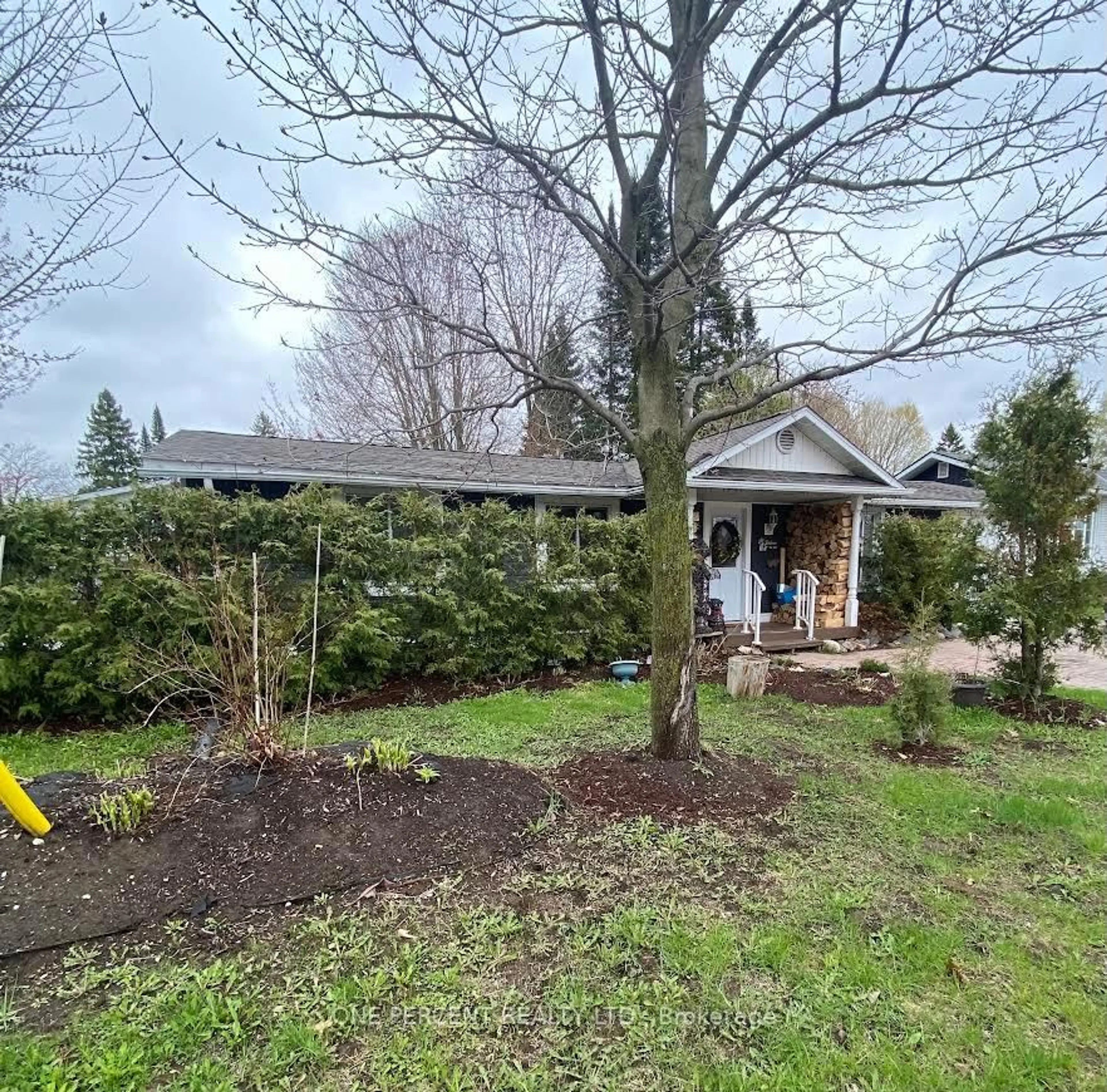 A pic from outside/outdoor area/front of a property/back of a property/a pic from drone, unknown for 25 Wellington St, Bracebridge Ontario P1L 1E8