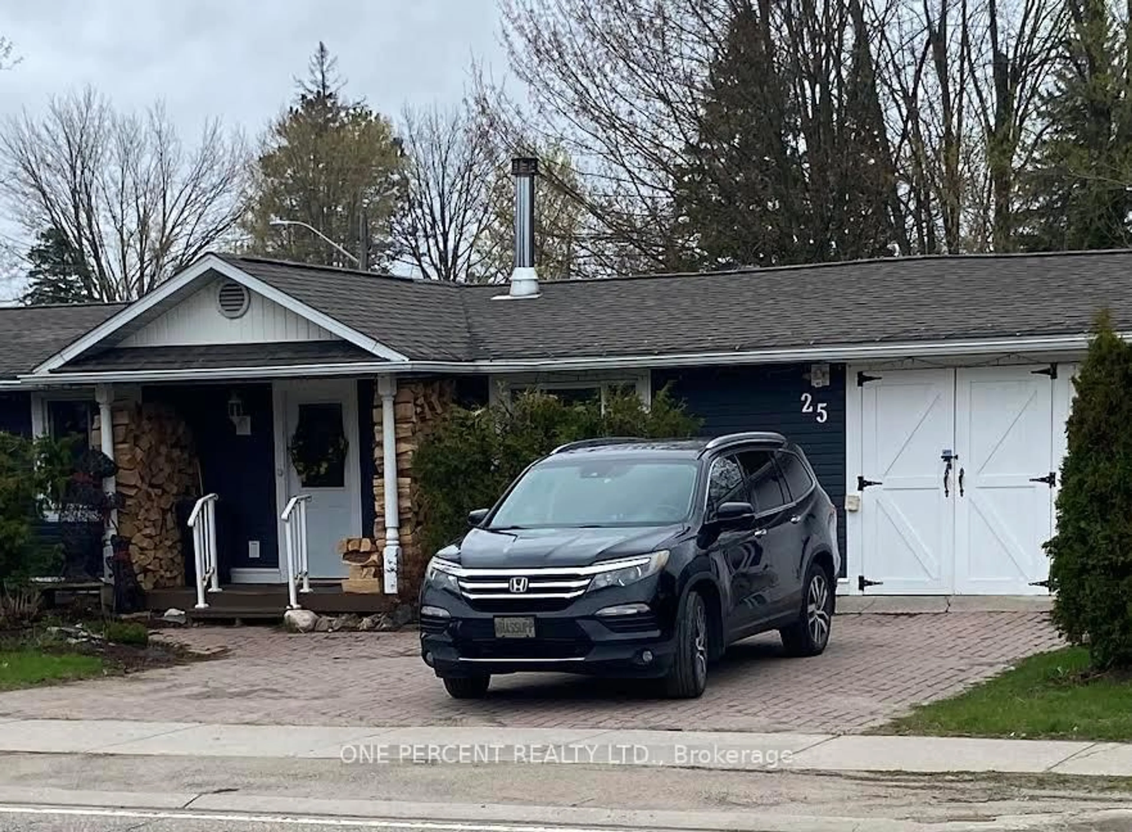 Indoor garage for 25 Wellington St, Bracebridge Ontario P1L 1E8