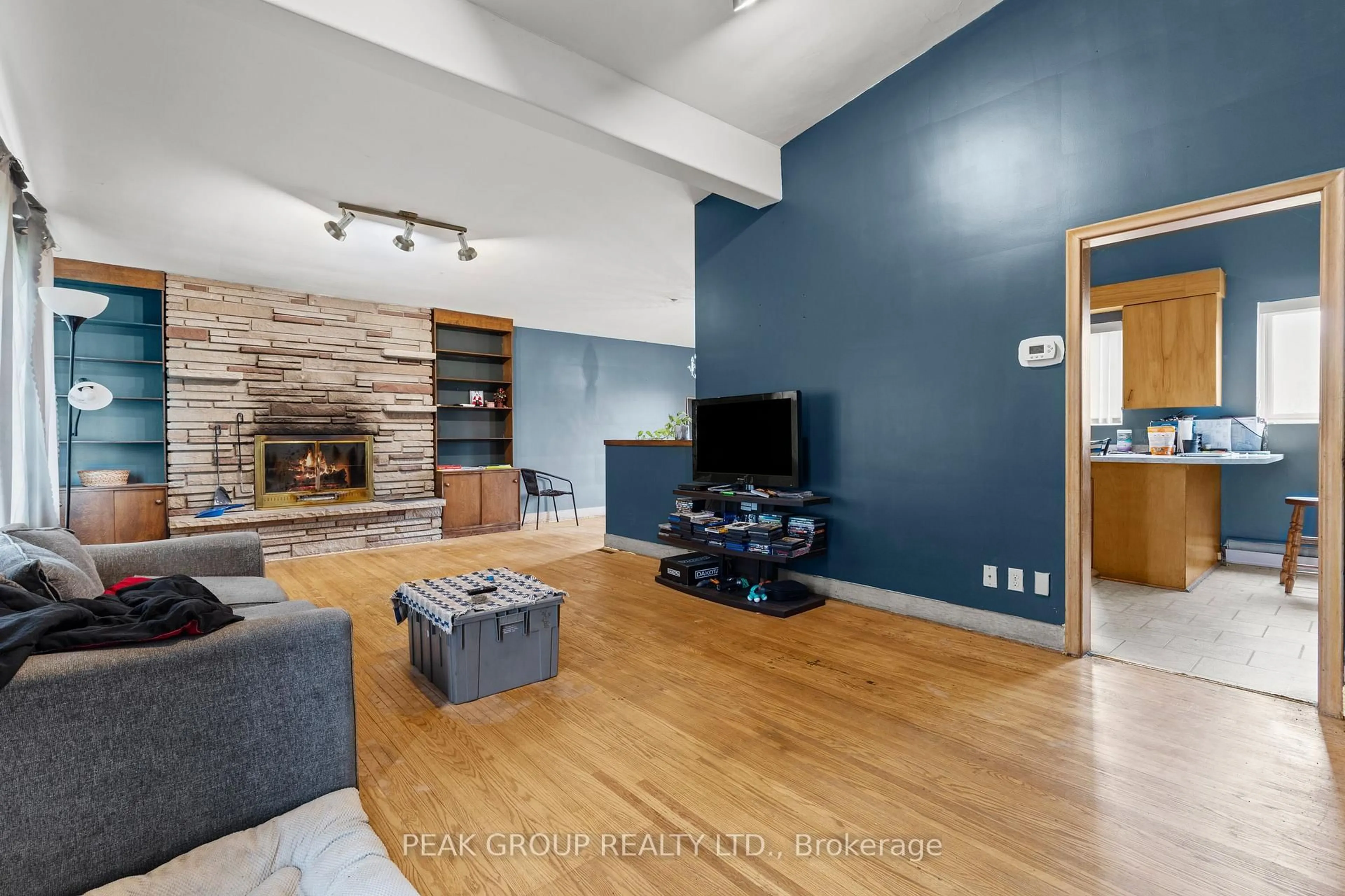 Living room with furniture, unknown for 73 RIVERVIEW Blvd, St. Catharines Ontario L2T 3L9