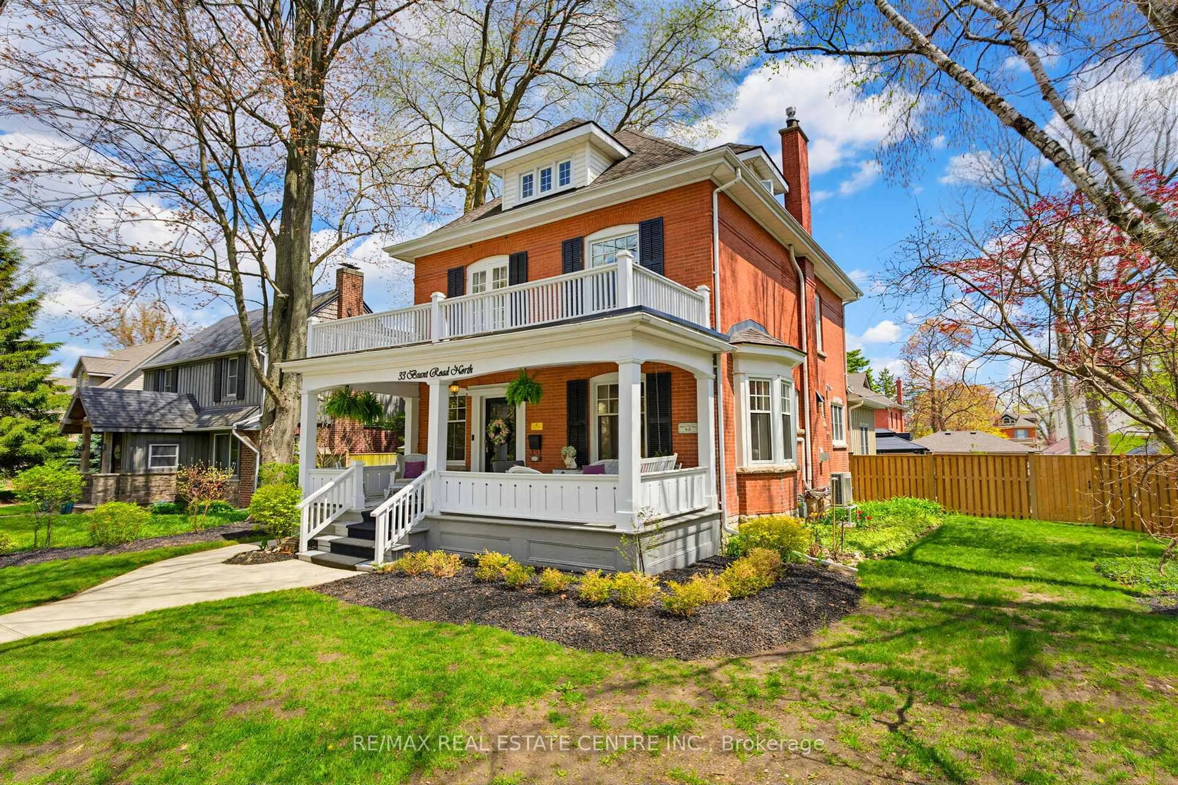 Home with brick exterior material, street for 33 Brant Rd, Cambridge Ontario N1S 2W3