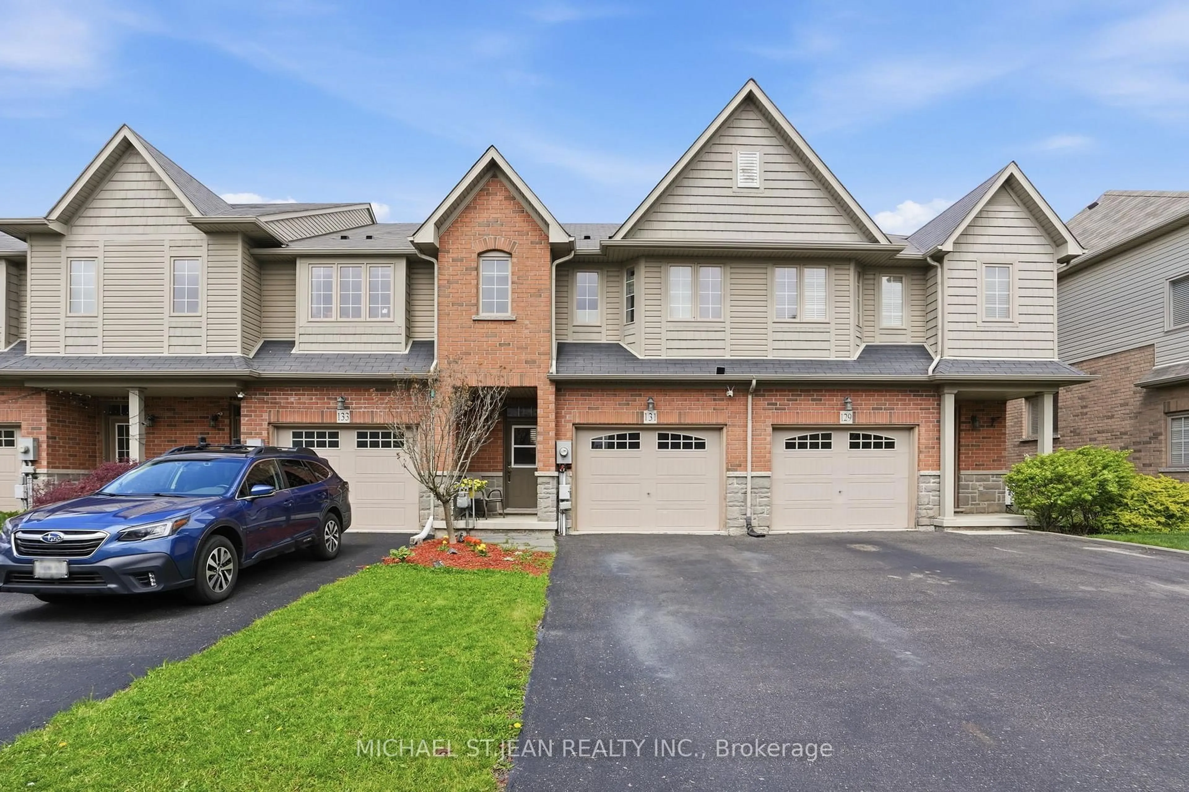 A pic from outside/outdoor area/front of a property/back of a property/a pic from drone, street for 131 Bankfield Cres, Hamilton Ontario L8J 0B9