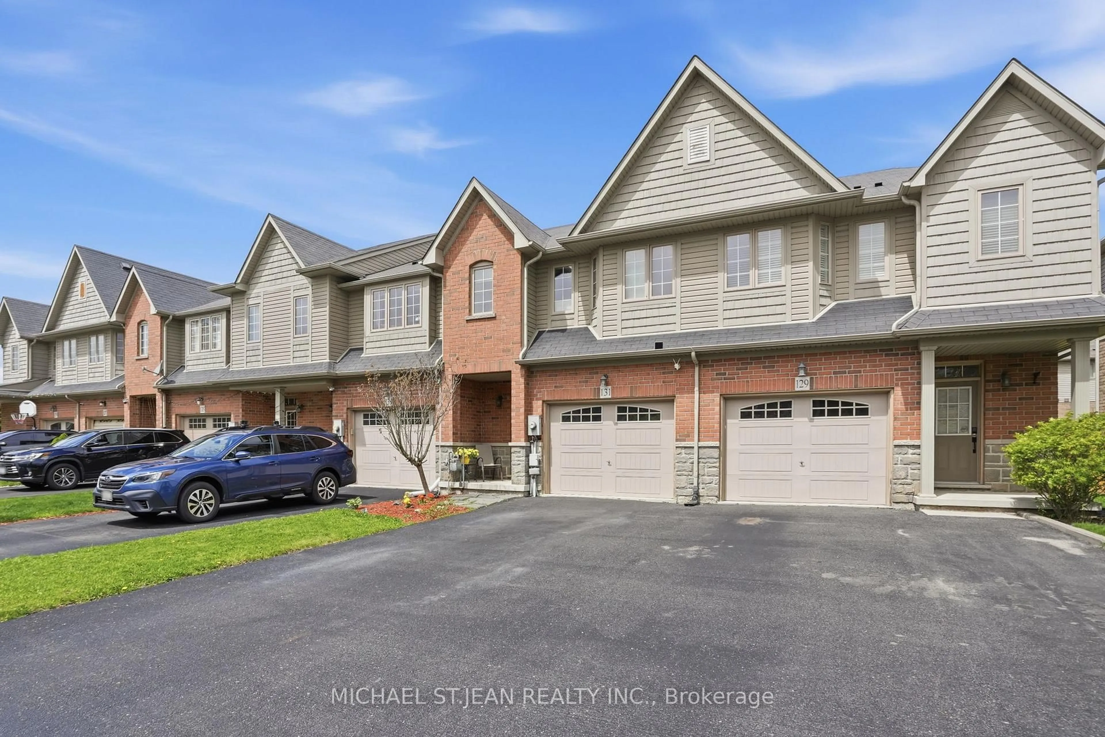 A pic from outside/outdoor area/front of a property/back of a property/a pic from drone, street for 131 Bankfield Cres, Hamilton Ontario L8J 0B9