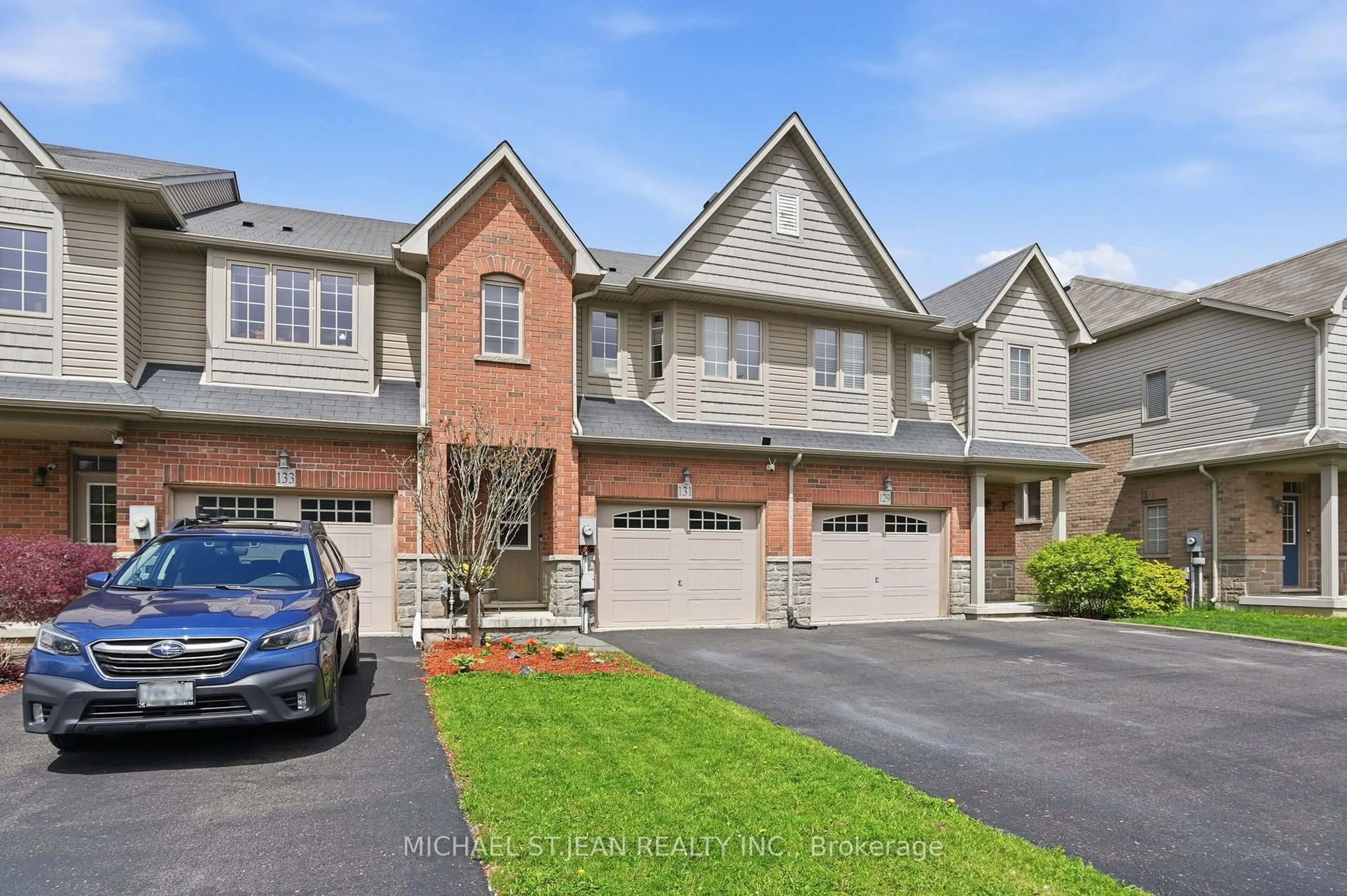 A pic from outside/outdoor area/front of a property/back of a property/a pic from drone, street for 131 Bankfield Cres, Hamilton Ontario L8J 0B9