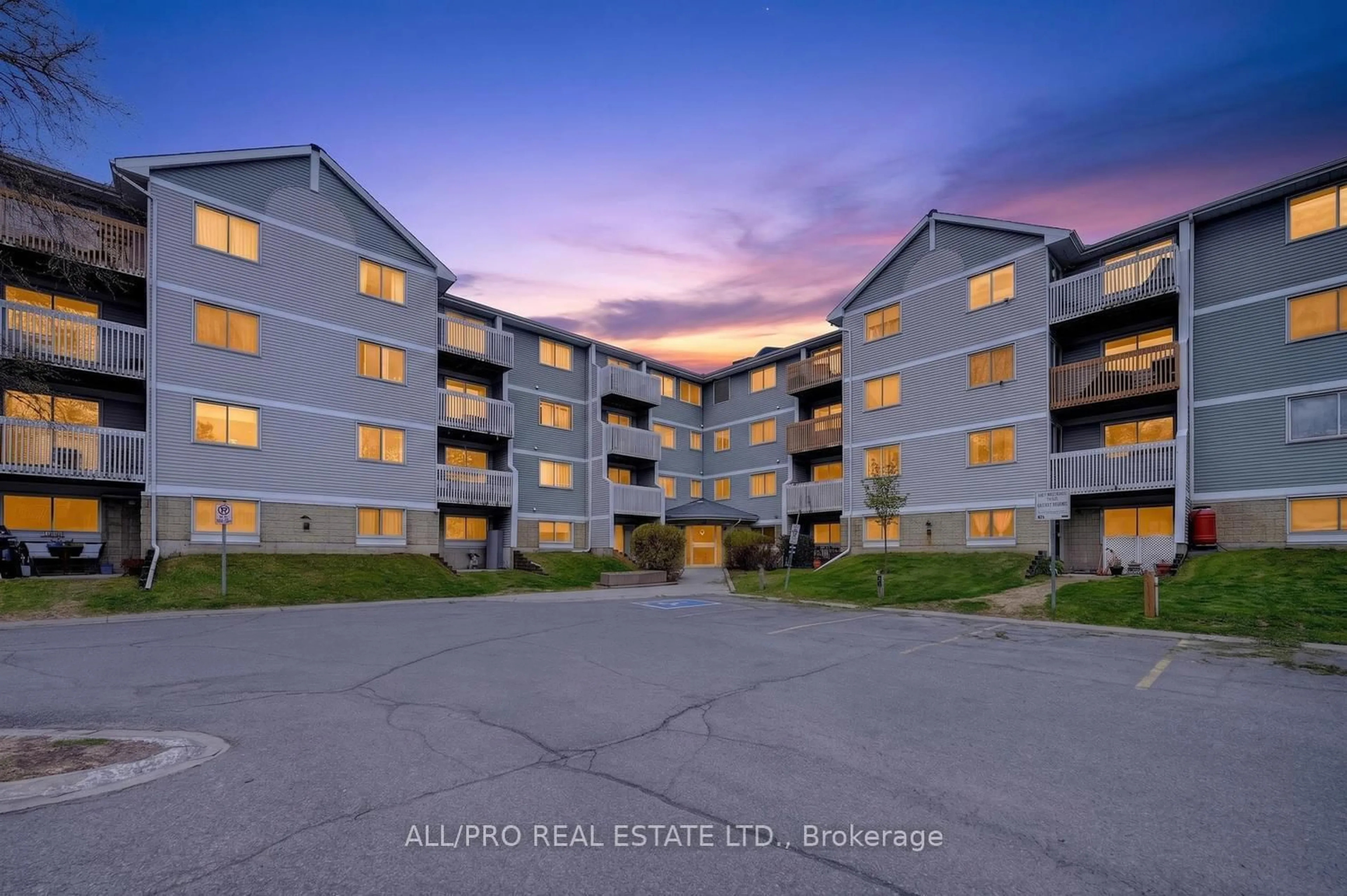 A pic from outside/outdoor area/front of a property/back of a property/a pic from drone, building for 212 Viewmount Dr #111, Ottawa Ontario K2E 7X2