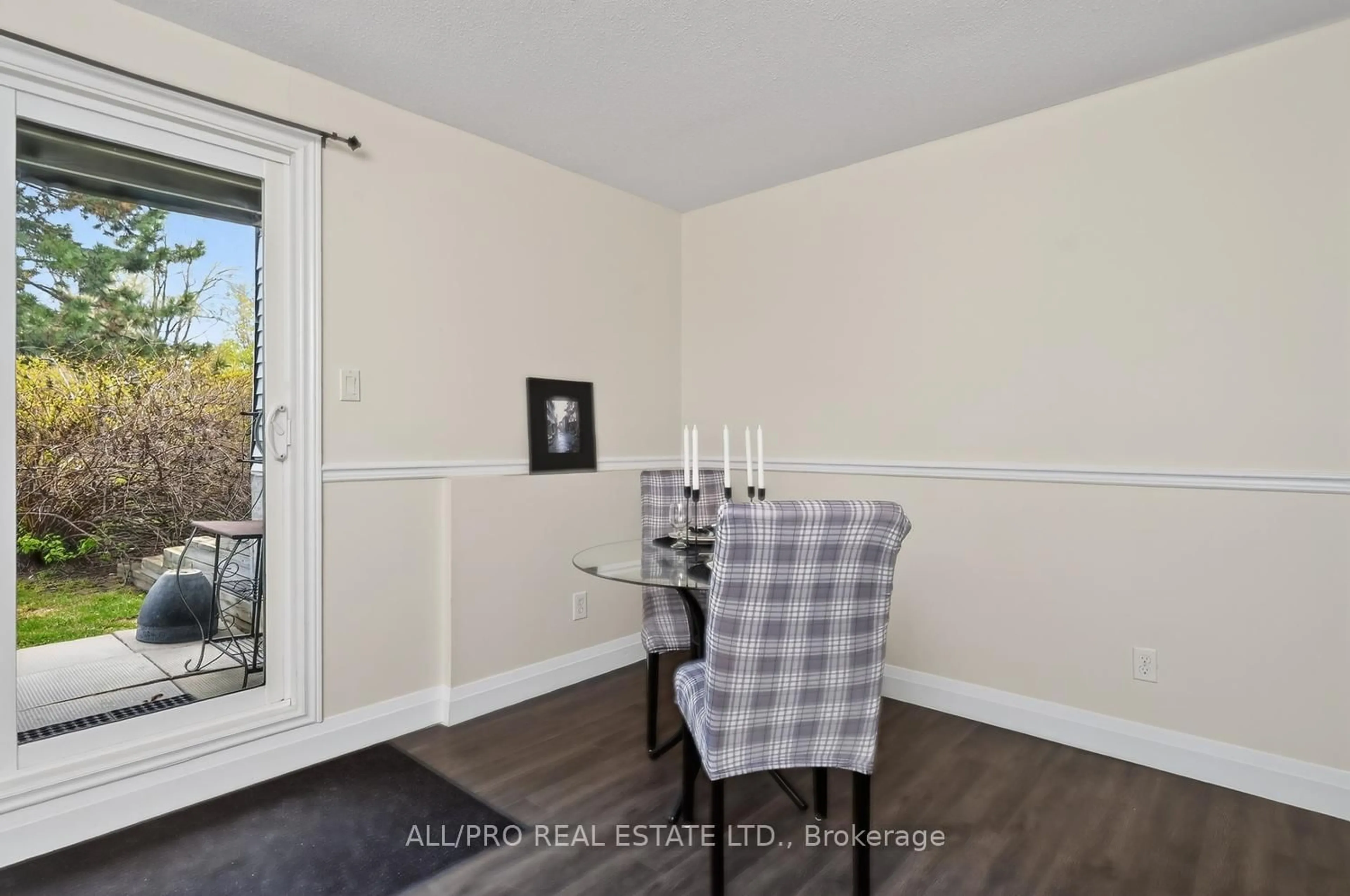 A pic of a room for 212 Viewmount Dr #111, Ottawa Ontario K2E 7X2