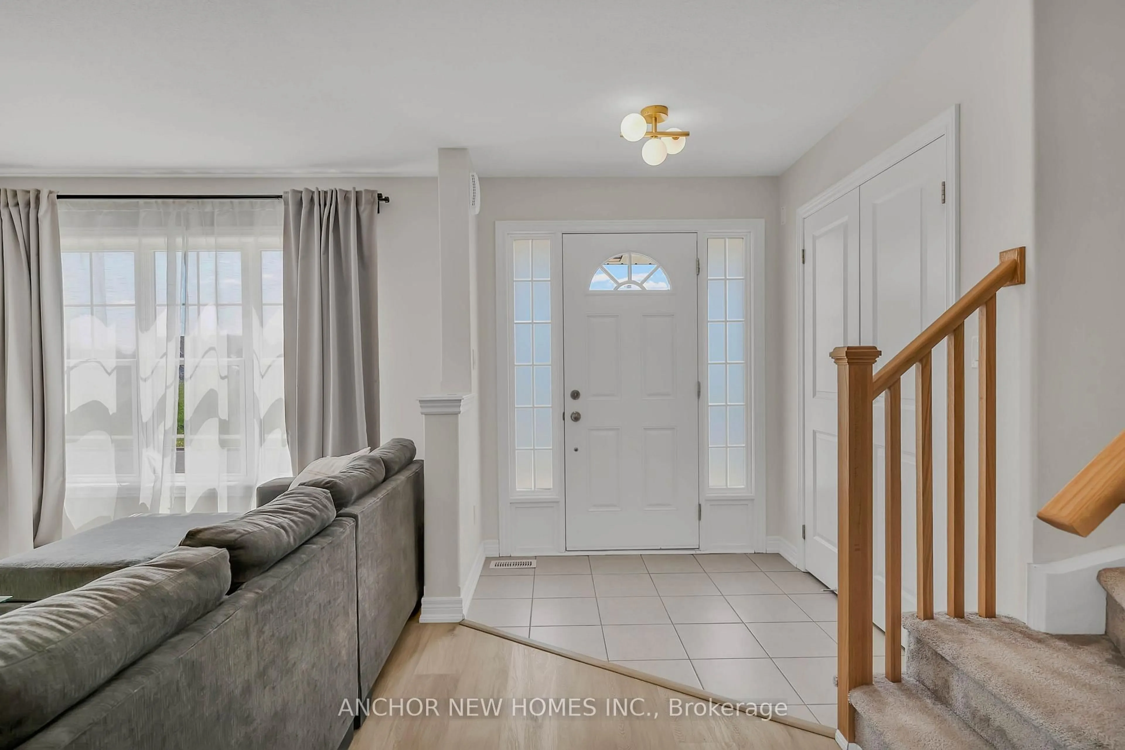 Indoor entryway for 883 Broadview Blvd, Peterborough Ontario K9H 0J1