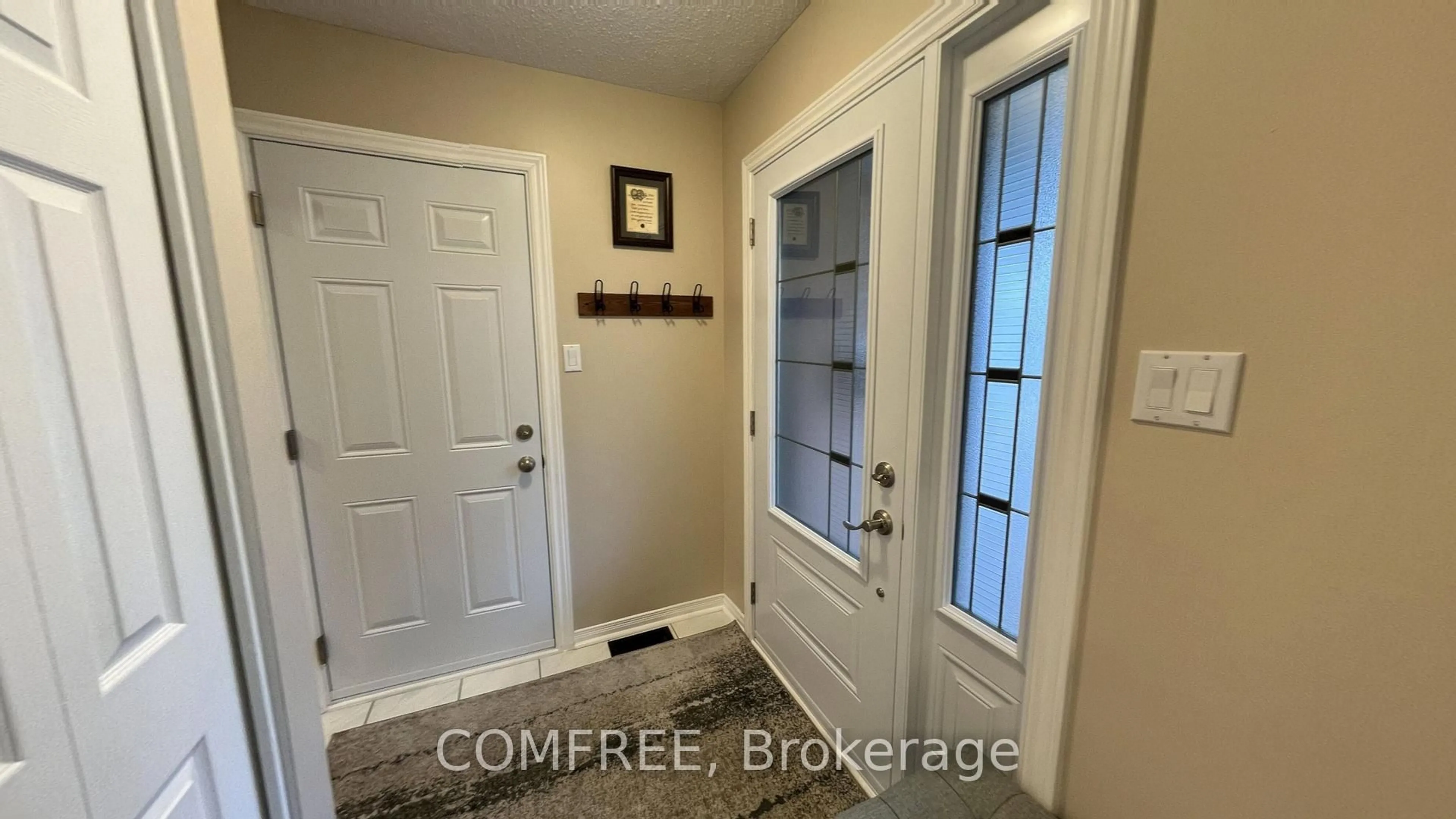 Indoor entryway for 10 Durbin Crt, Kanata Ontario K2L 3T8