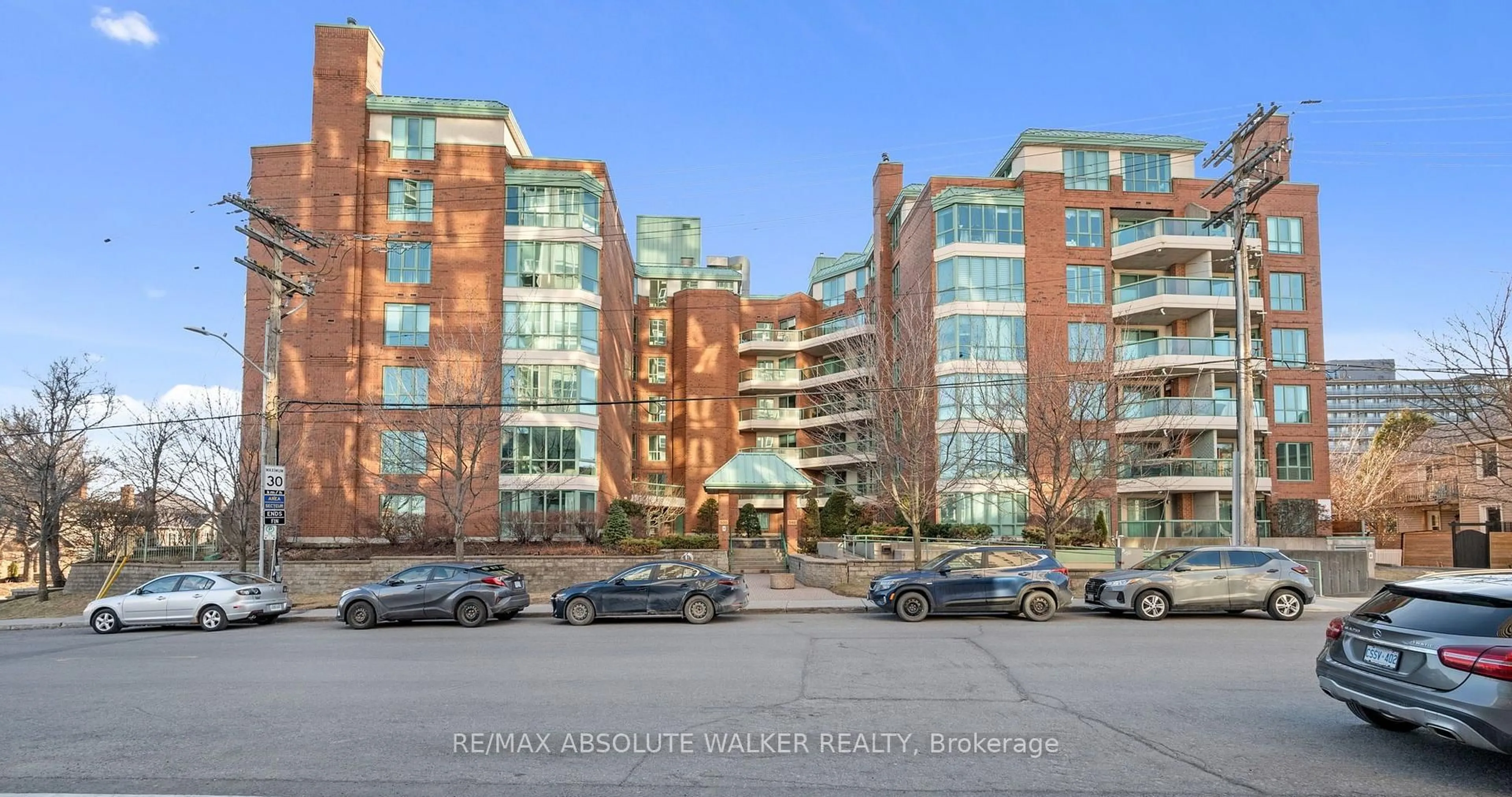 Indoor foyer for 540 Cambridge St #113, Ottawa Ontario K1S 5M7