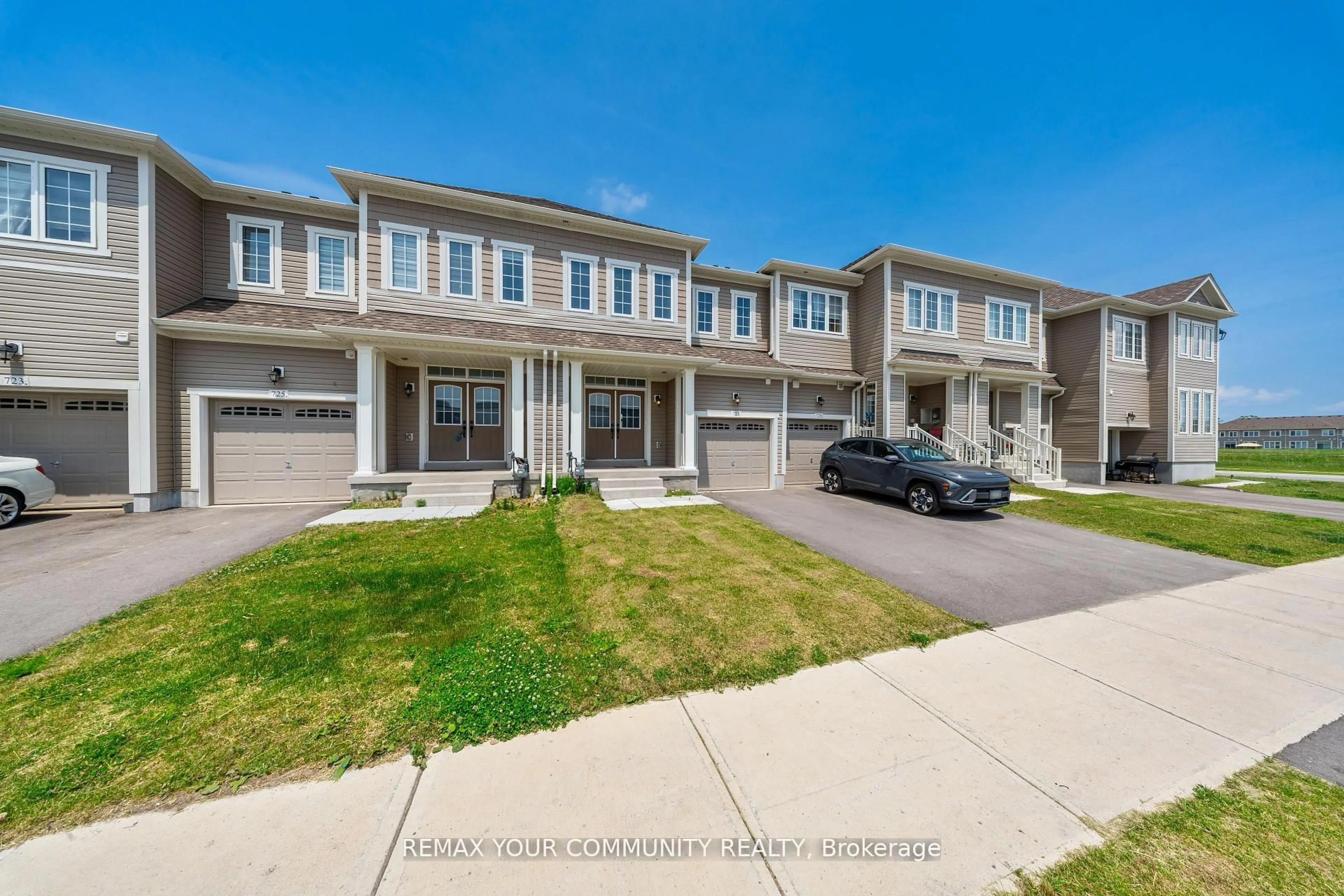 A pic from outside/outdoor area/front of a property/back of a property/a pic from drone, street for 727 Potawatomi Cres, Shelburne Ontario L2A 4R5