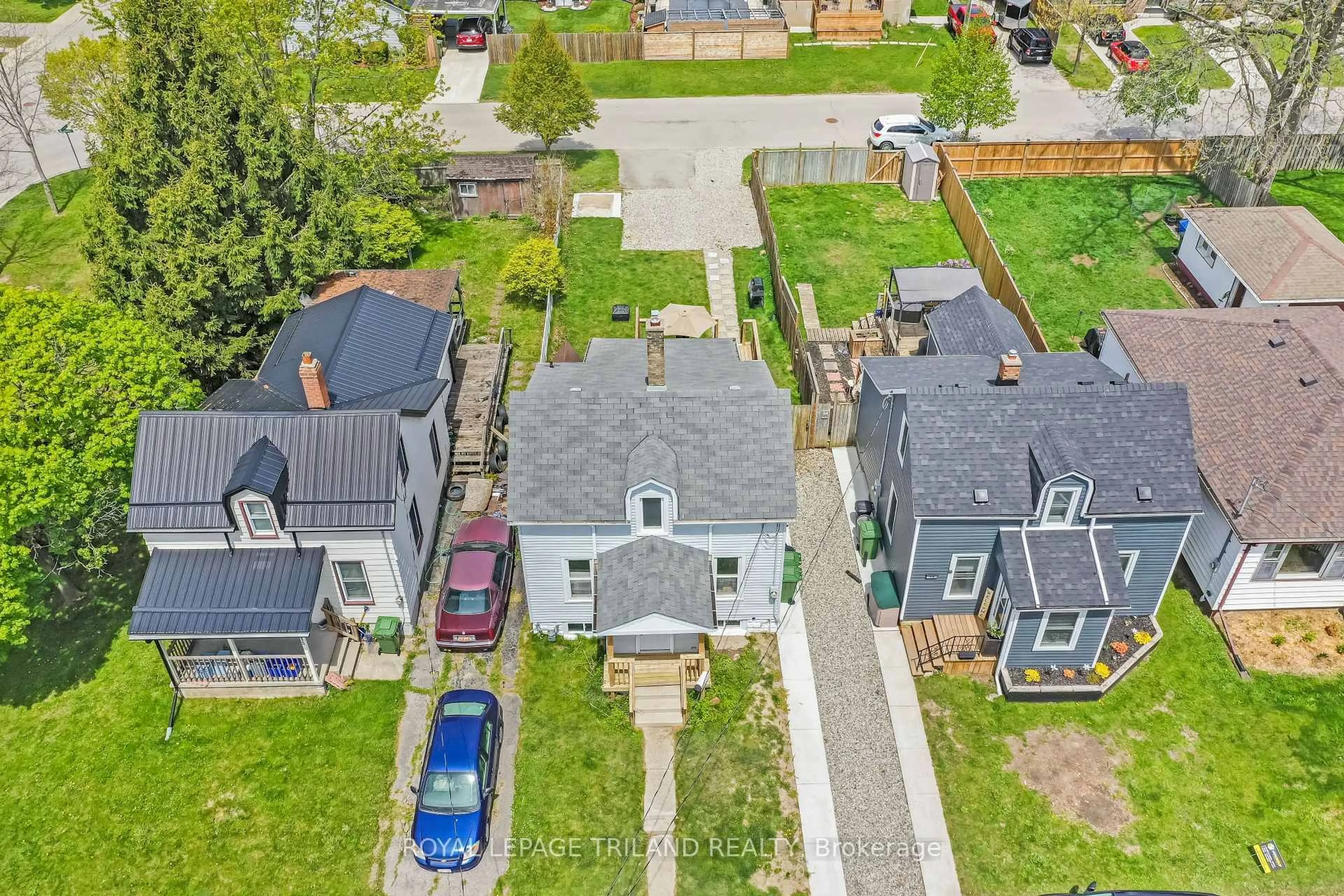 A pic from outside/outdoor area/front of a property/back of a property/a pic from drone, street for 17 TRAFALGAR St, St. Thomas Ontario N5P 1P1