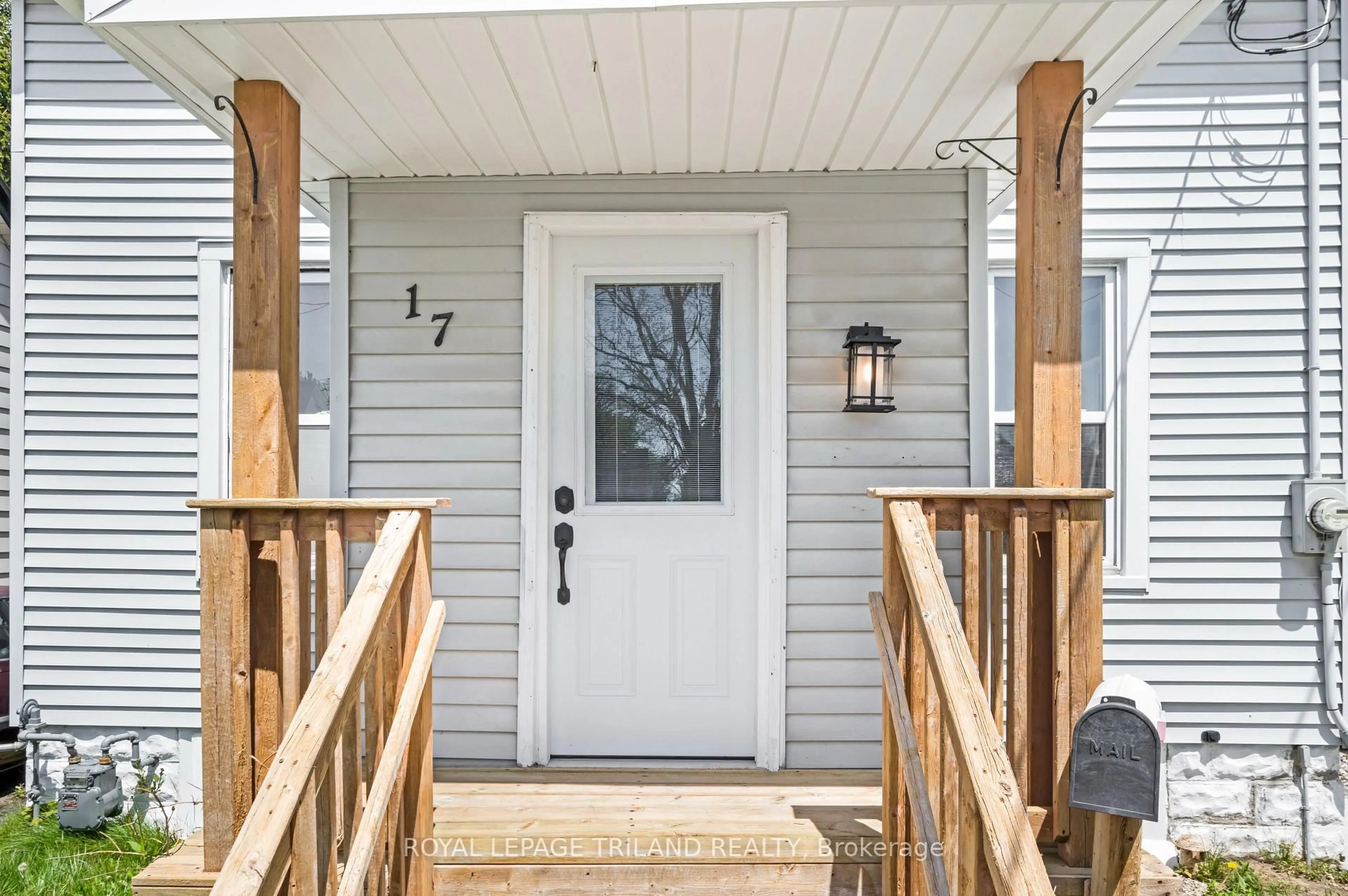Indoor entryway for 17 TRAFALGAR St, St. Thomas Ontario N5P 1P1