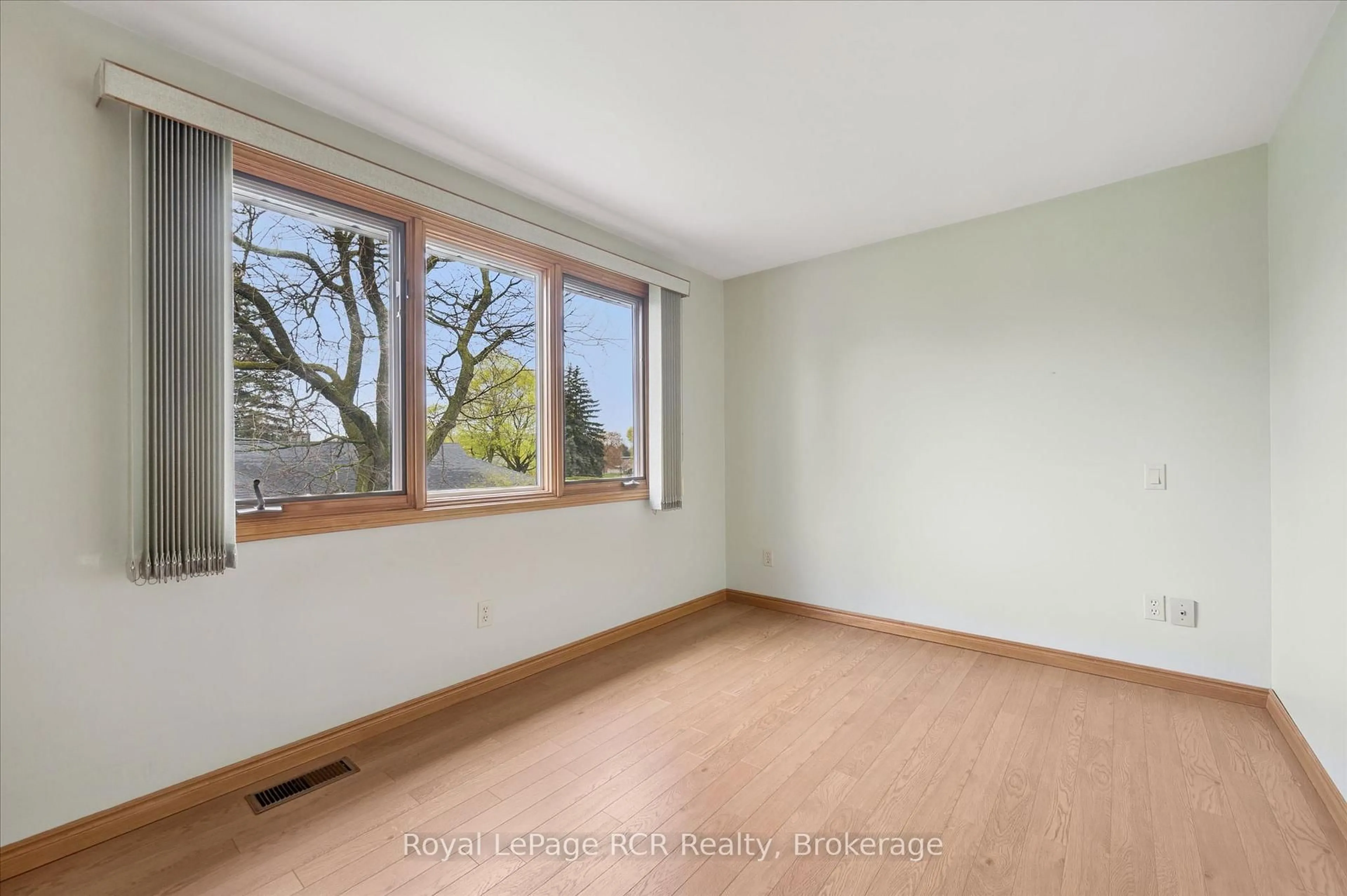 A pic of a room for 5 Jackson Cres, North Perth Ontario N4W 1K2